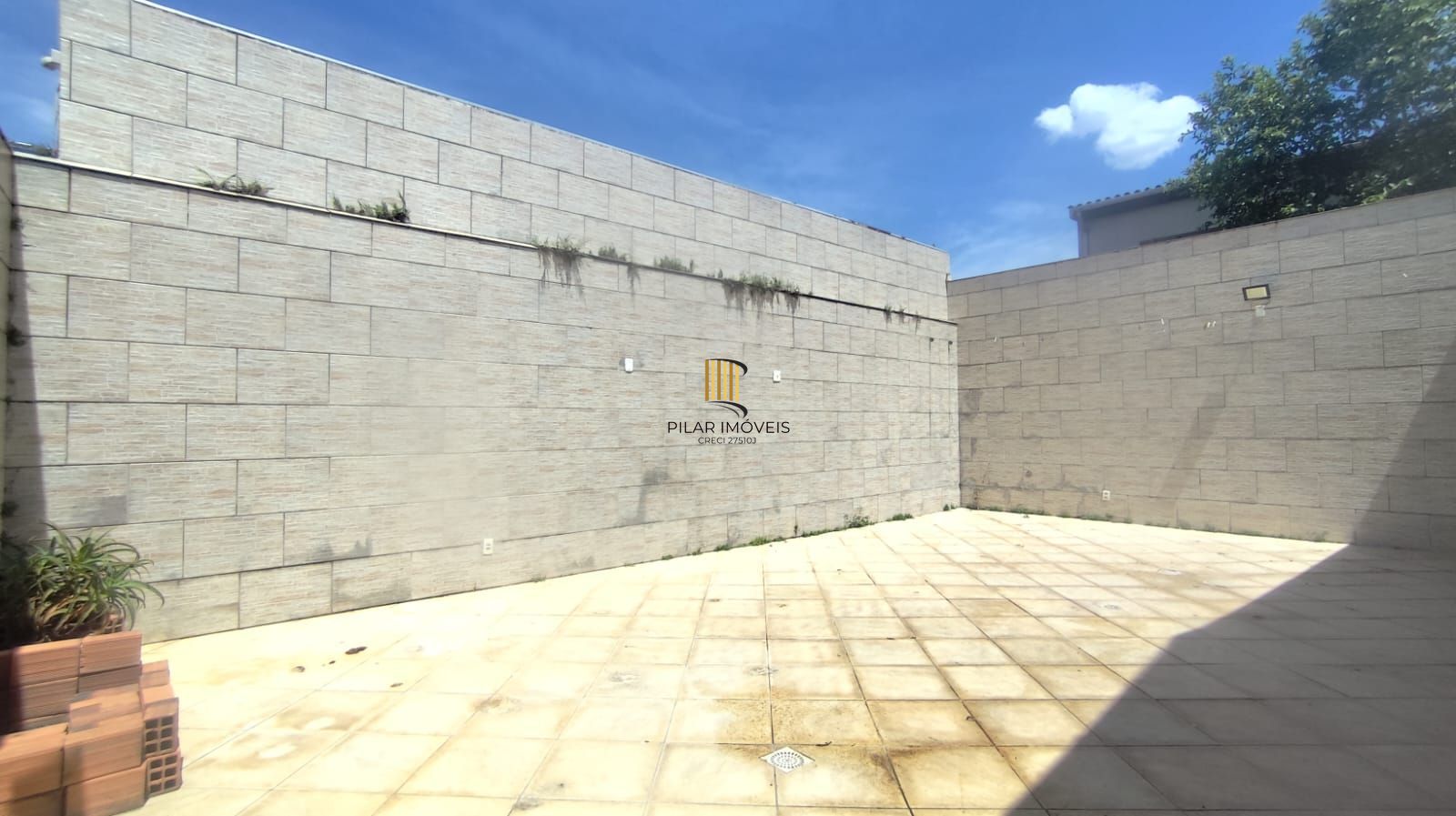 Casa térrea de 3 quartos, suíte, 3 vagas no bairro Santa Fé