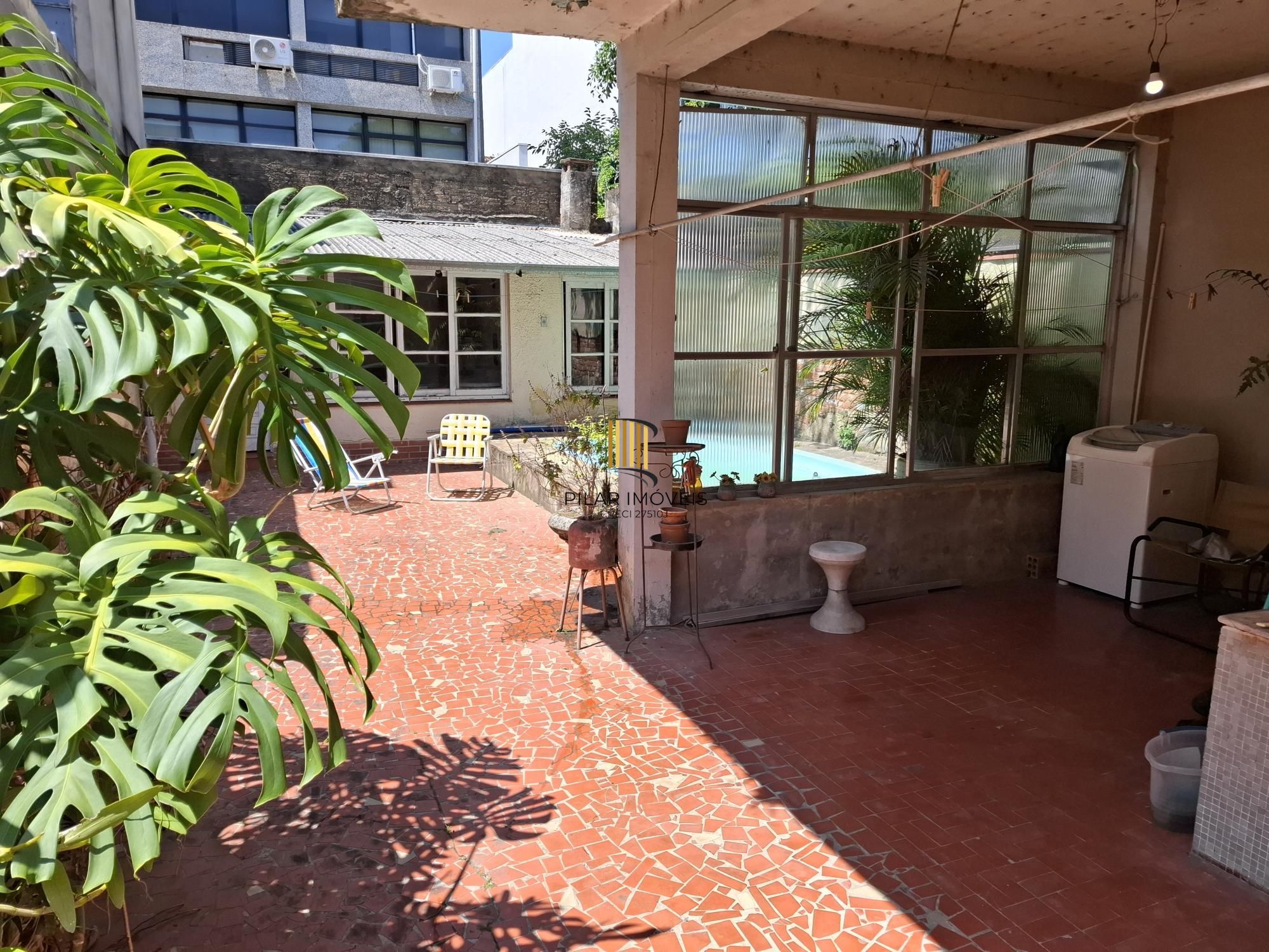 Casa no Bairro Petrópolis, à 800 metros da Encol, com pátio e piscina.
