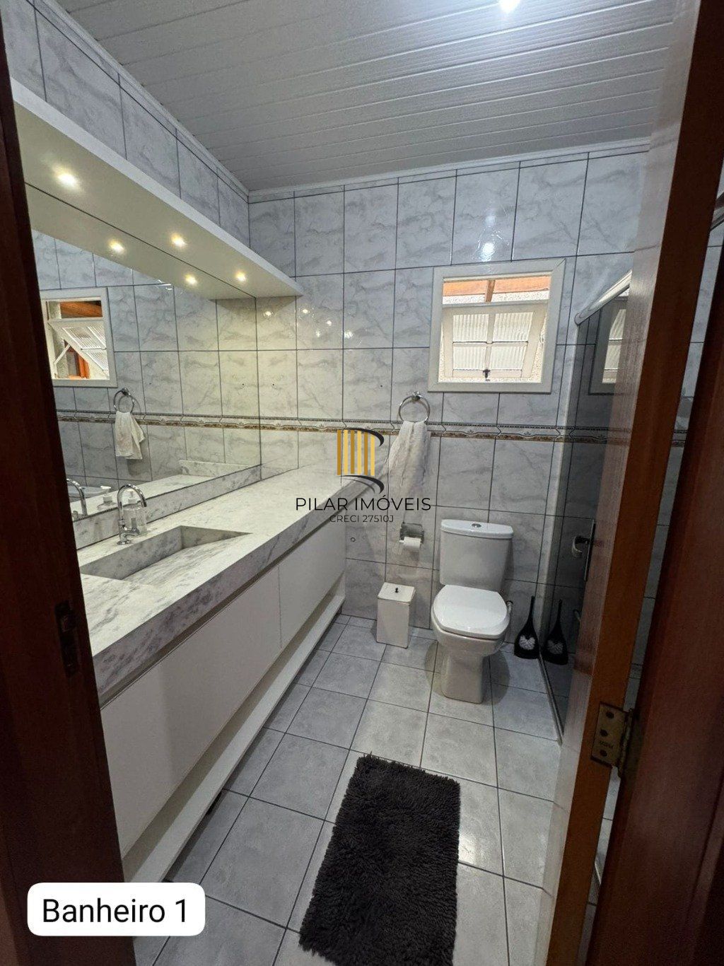 Casa de 4 dormitórios e 2 vagas de garagem no Bairro Monte Carlos Cachoeirinha.