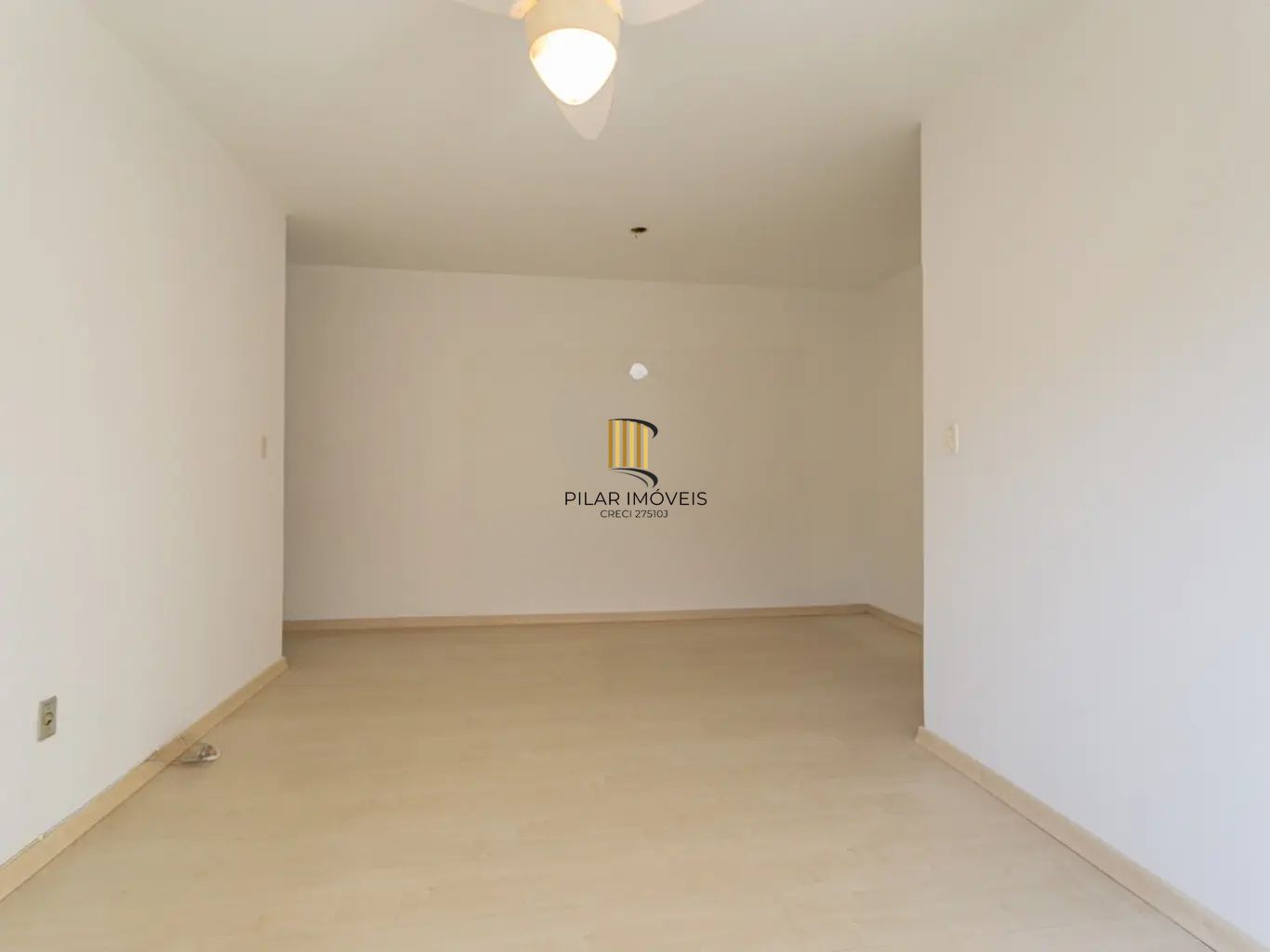 Apartamento com 3 dormitórios e 1 vaga de garagem no bairro Azenha.