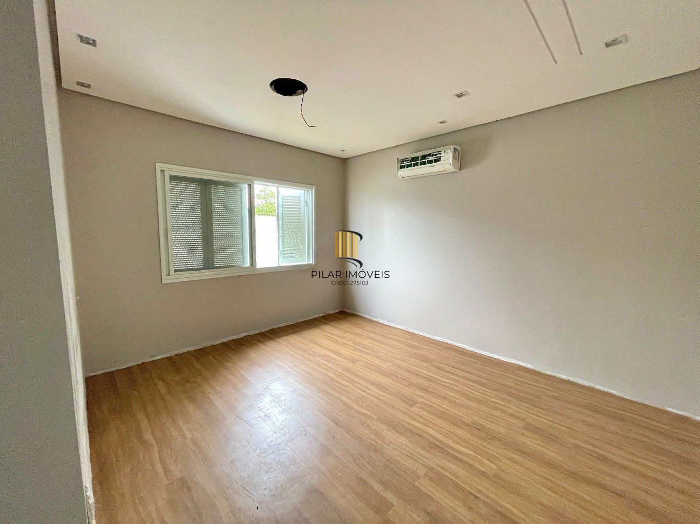 Casa  de 4 Dormitórios e 3 vagas de garagem em Canoas.