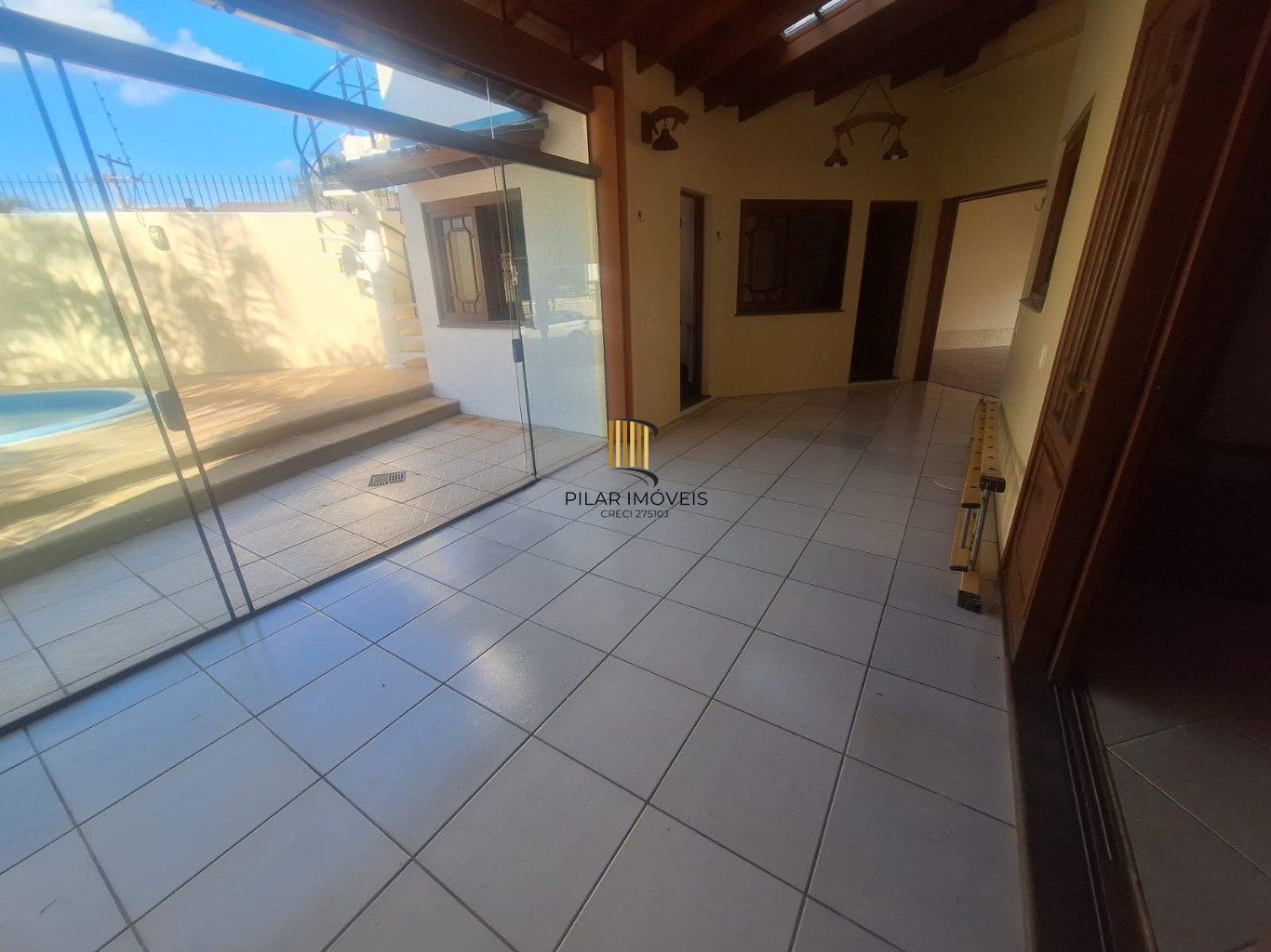Casa 5 dormitórios, 1 suíte,  piscina e 2 vaga de garagem em Canoas.