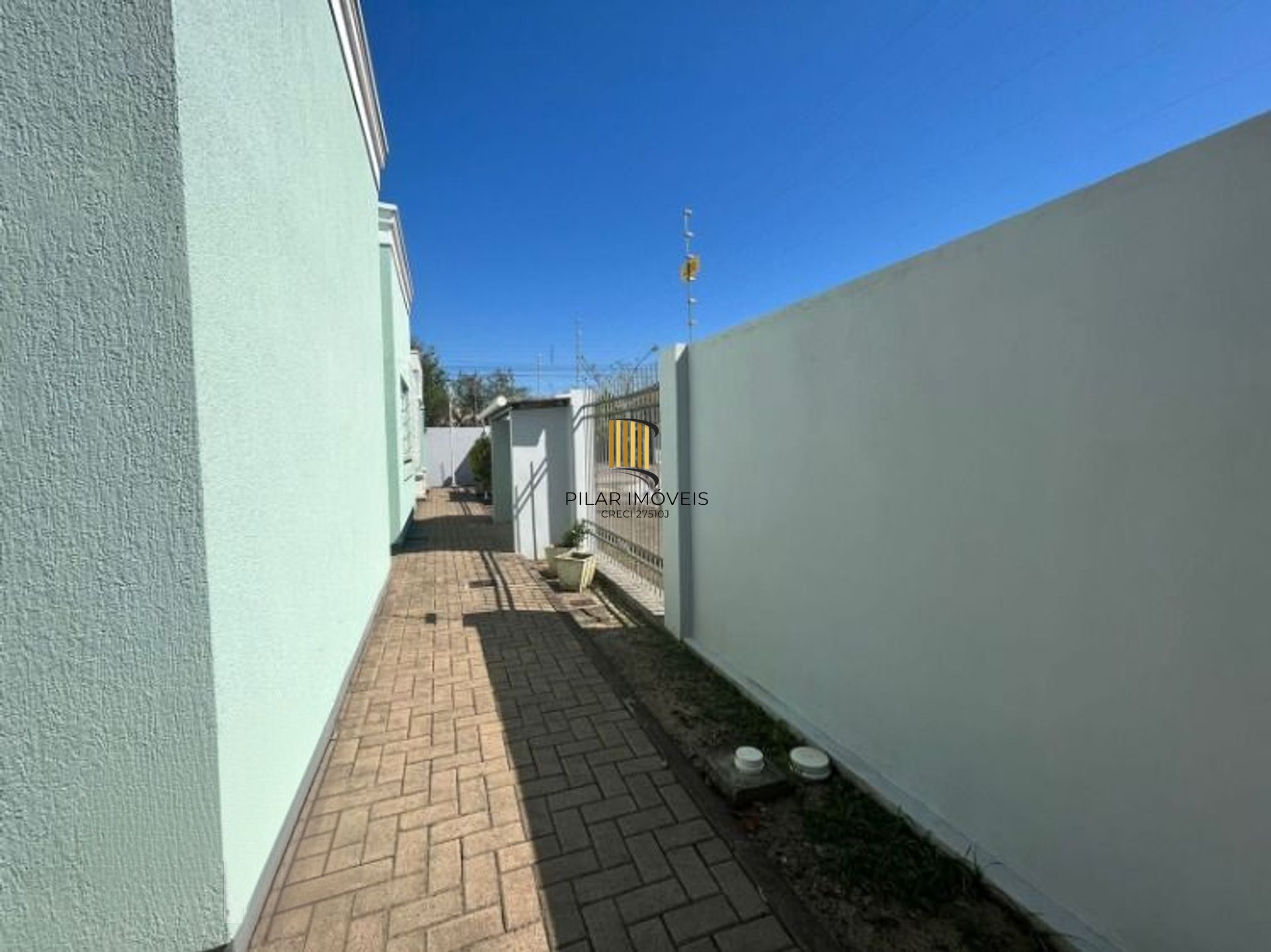 Casa de 2 dormitórios e 2 vagas de garagem em Canoas.