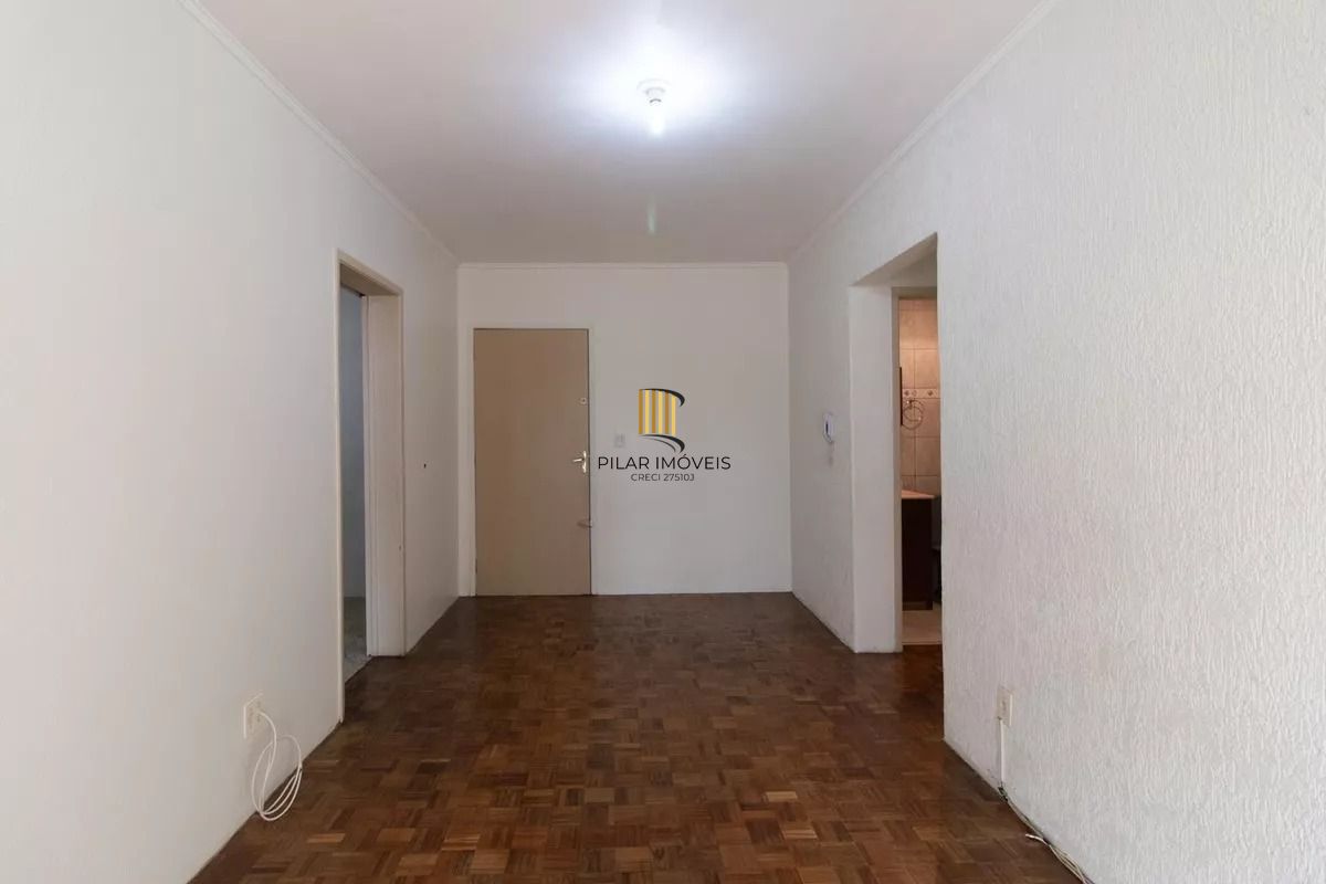 Apartamento 2 dormitórios no Partenon com sacada e 60m²