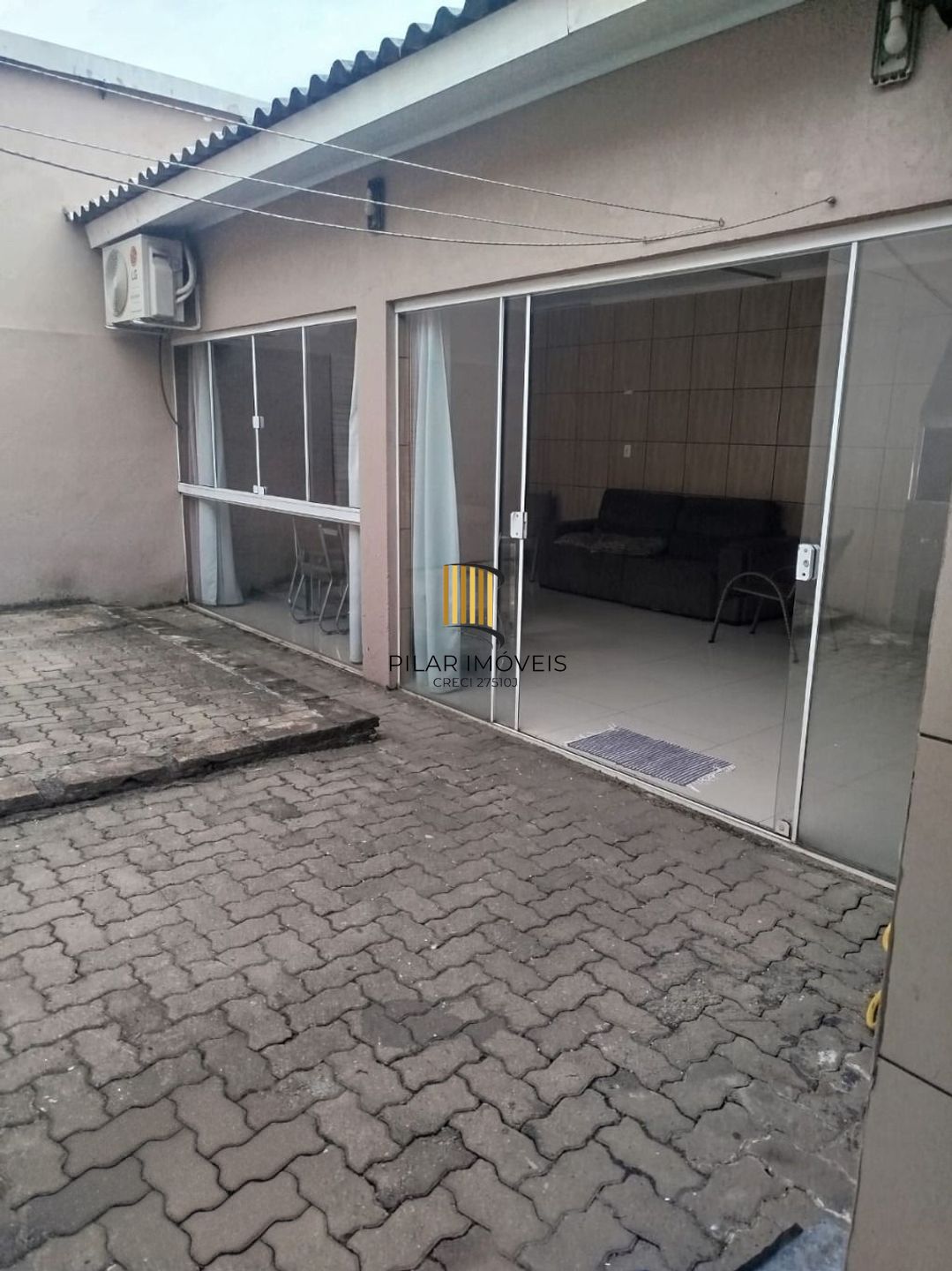 Casa de 2 dormitórios e 2 vagas de garagem em são José Canoas.