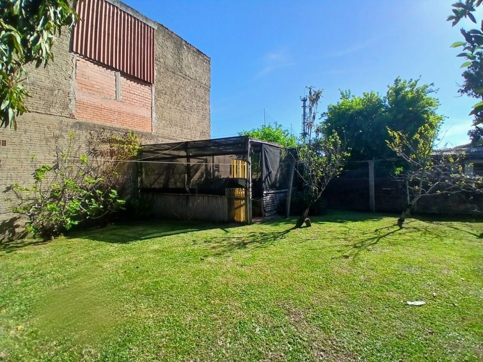 Casa com 3 dormitótrios, piscina e 2 vagas de garagem em Canoas.