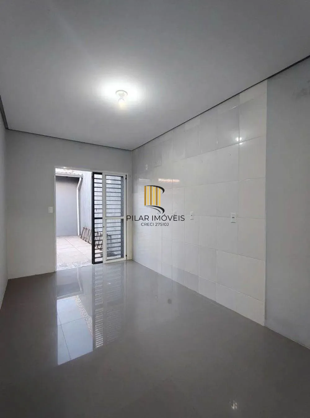 Casa com Lage, 3 dormitórios, 2 vagas de garagem no bairro Guajuviras.