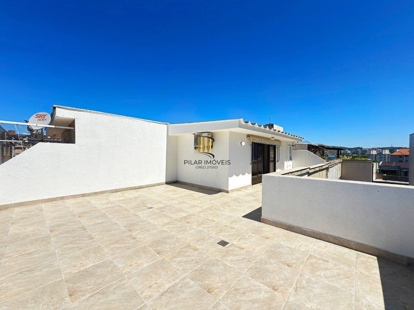 Cobertura com 2 quartos, vaga, elevador e churrasqueira  no bairro Cristal.
