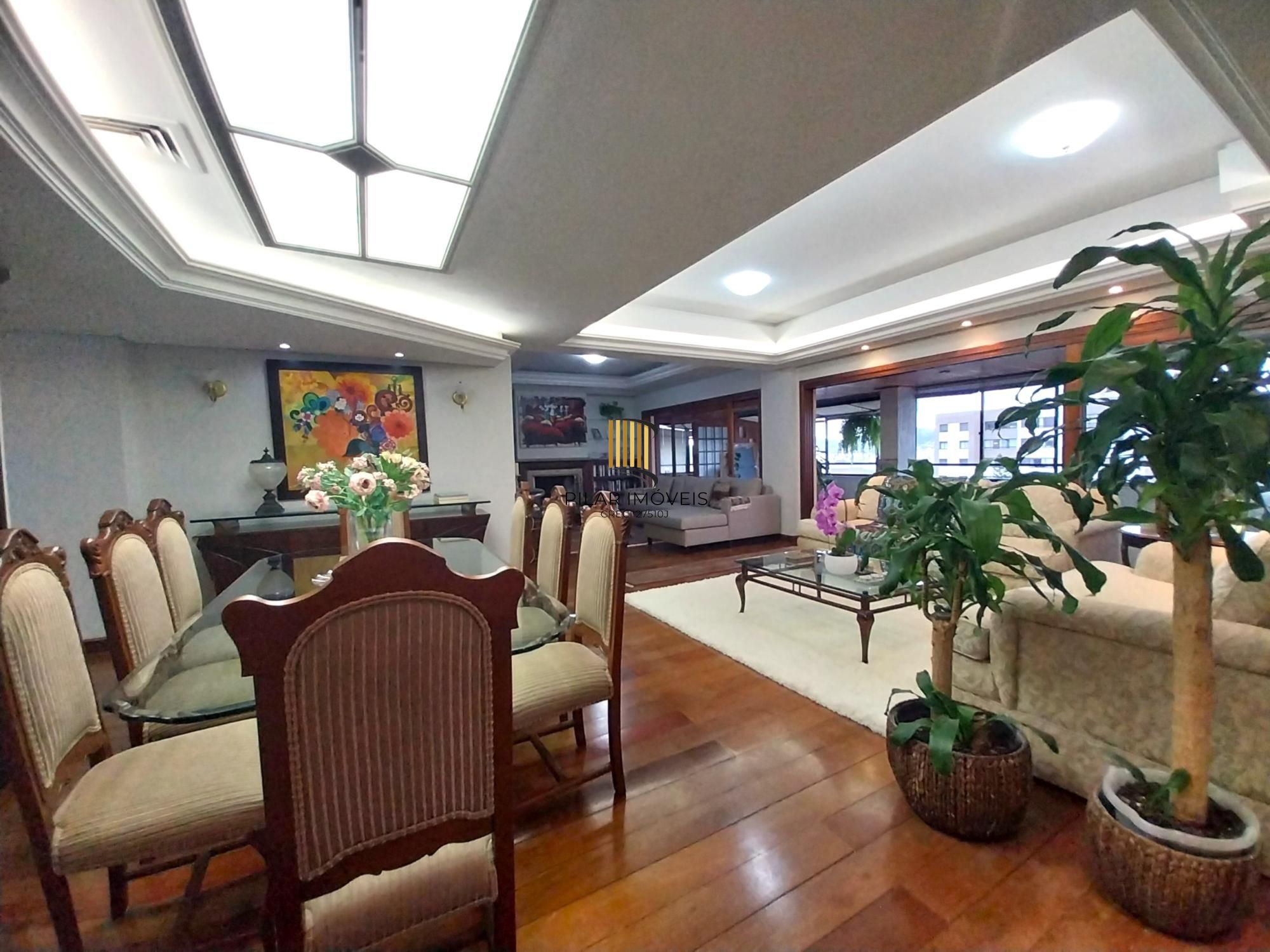 Apartamento de 4 dormitórios, 2 suítes, 2 vagas e elevador na Castro Alves.