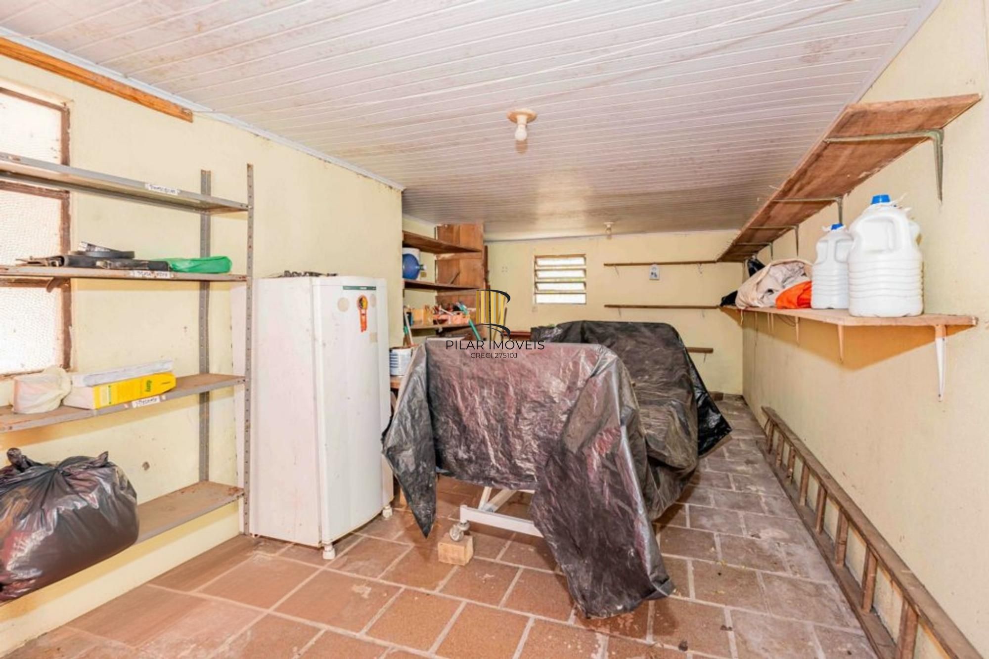 Casa de 2 quartos, 2 banheiros,pátio,churrasqueira, 7 vagas no bairro Guarujá.