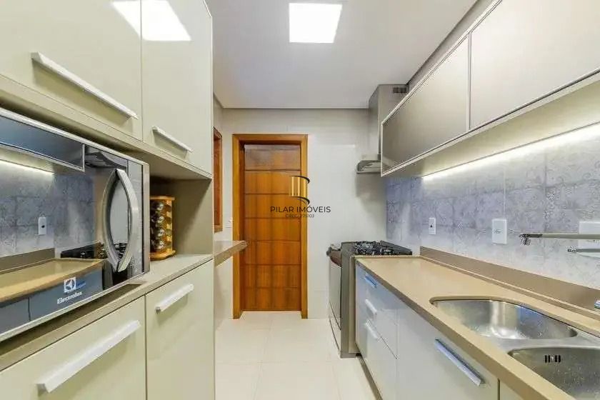 Casa em condominio, 3 domitórios, 1 suíte, lareira, churrasqueira e 2 vagas.