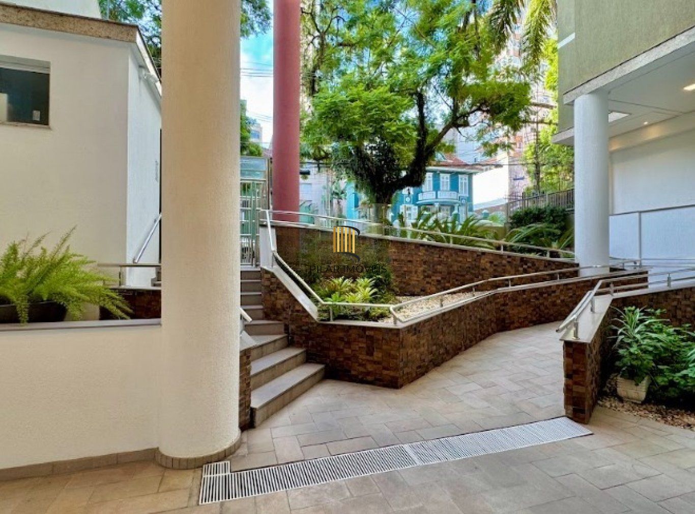 Apartamento semi mobiliado de 2 dormitórios bairro Bom Fim