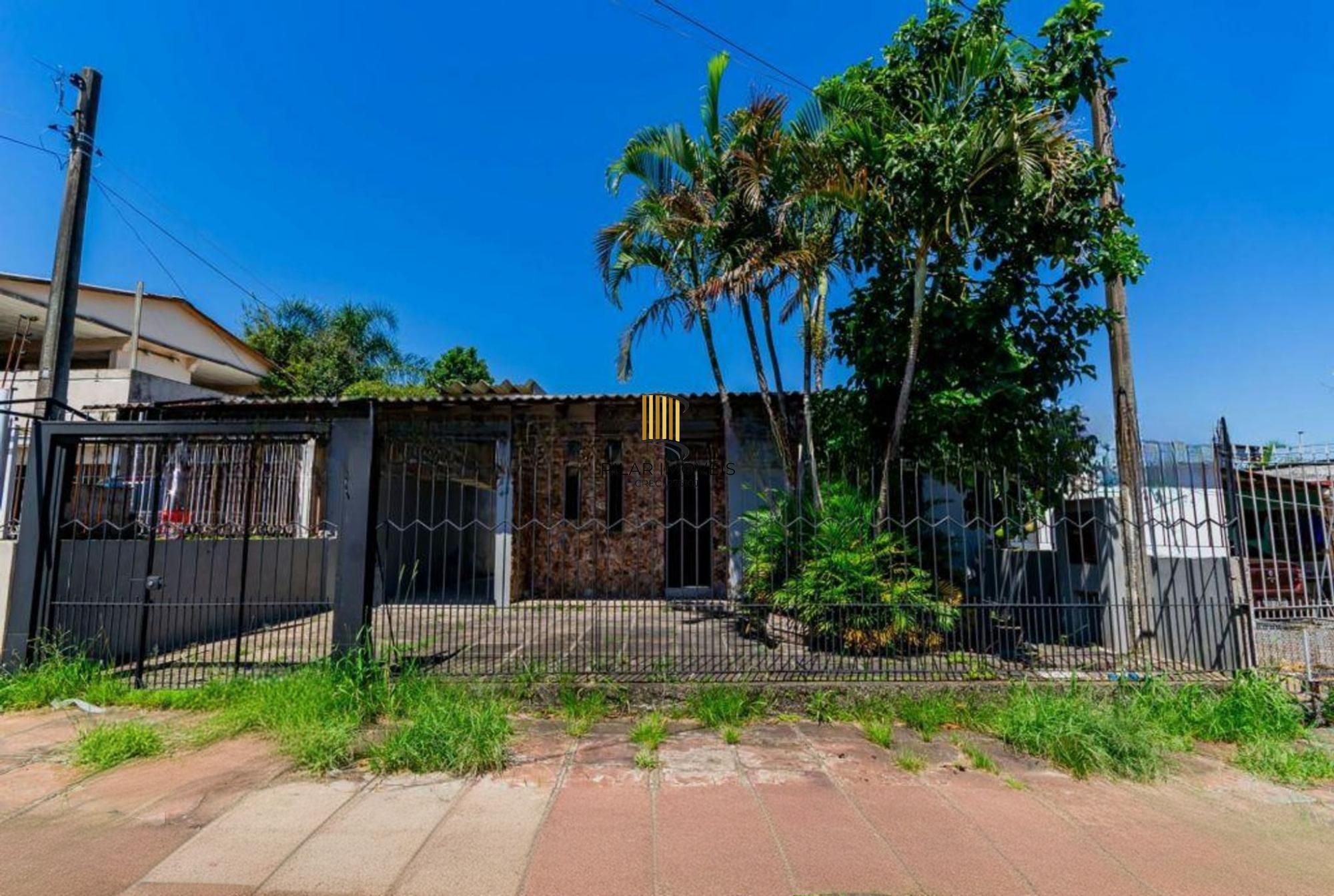 Casa com 3 dormitórios, 4 vagas e amplo pátio no Bairro Sarandí