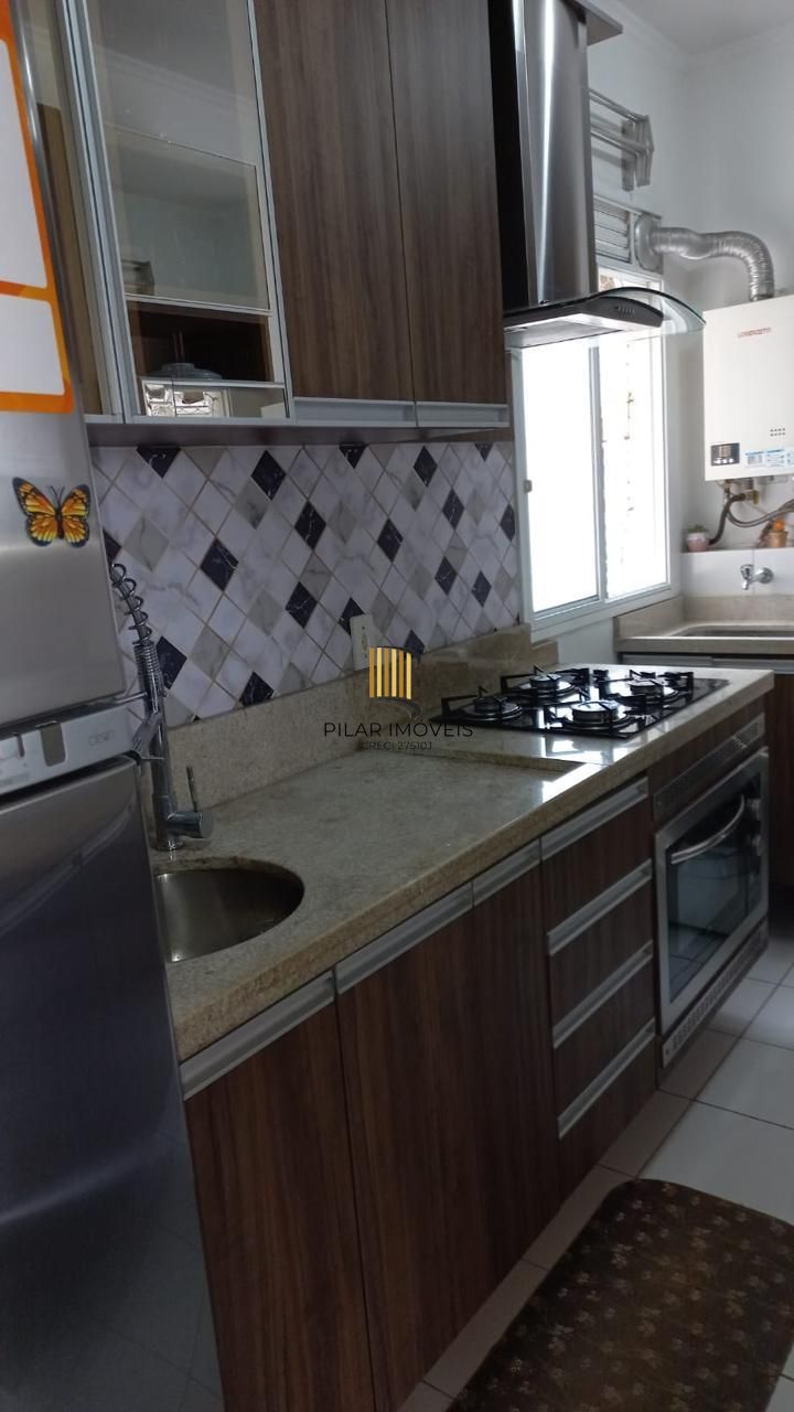 Apartamento com sacada, todo mobiliado de 3 dormitórios com suíte e 2 vagas de garagem.
