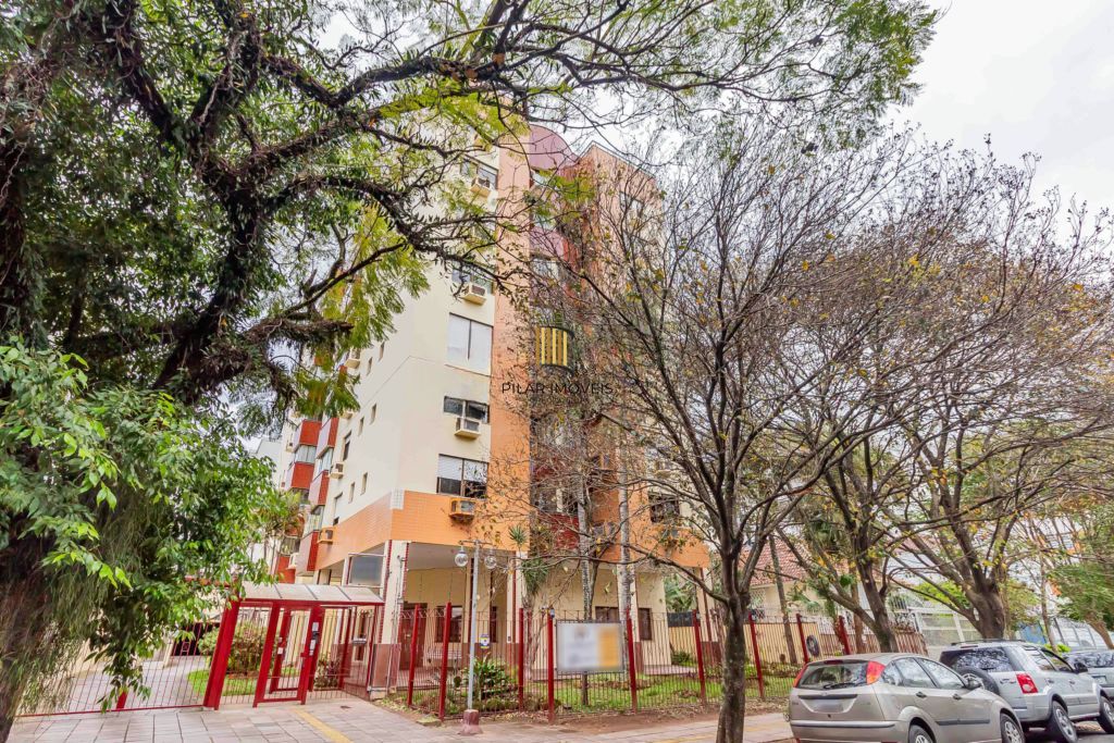Apartamento com 3 quartos, vaga e elevador no Bairro Menino Deus