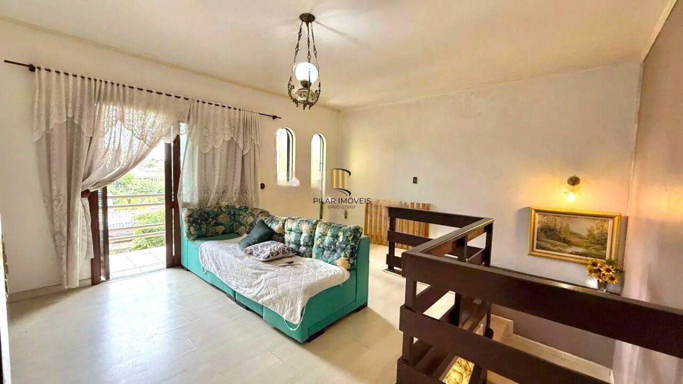 Casa de 3 dormitórios e  com 3 vagas de garagem no bairro City em Cachoeirinha.