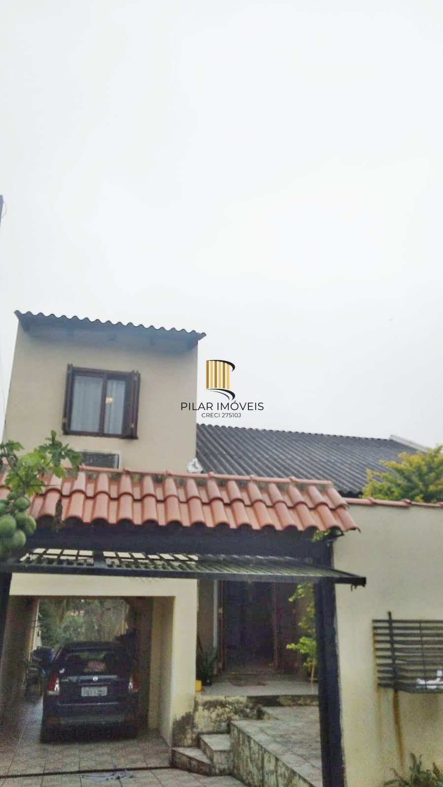 Casa de 2 quartos, churrasqueira, pátio, 2 vagas no bairro Lomba do Pinheiro