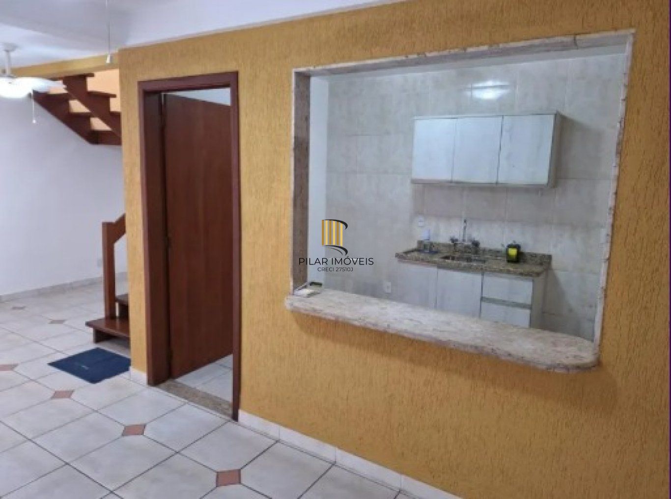 Casa semi mobiliada de 3 quartos, suíte, pátio, 2 vagas no bairro Serraria