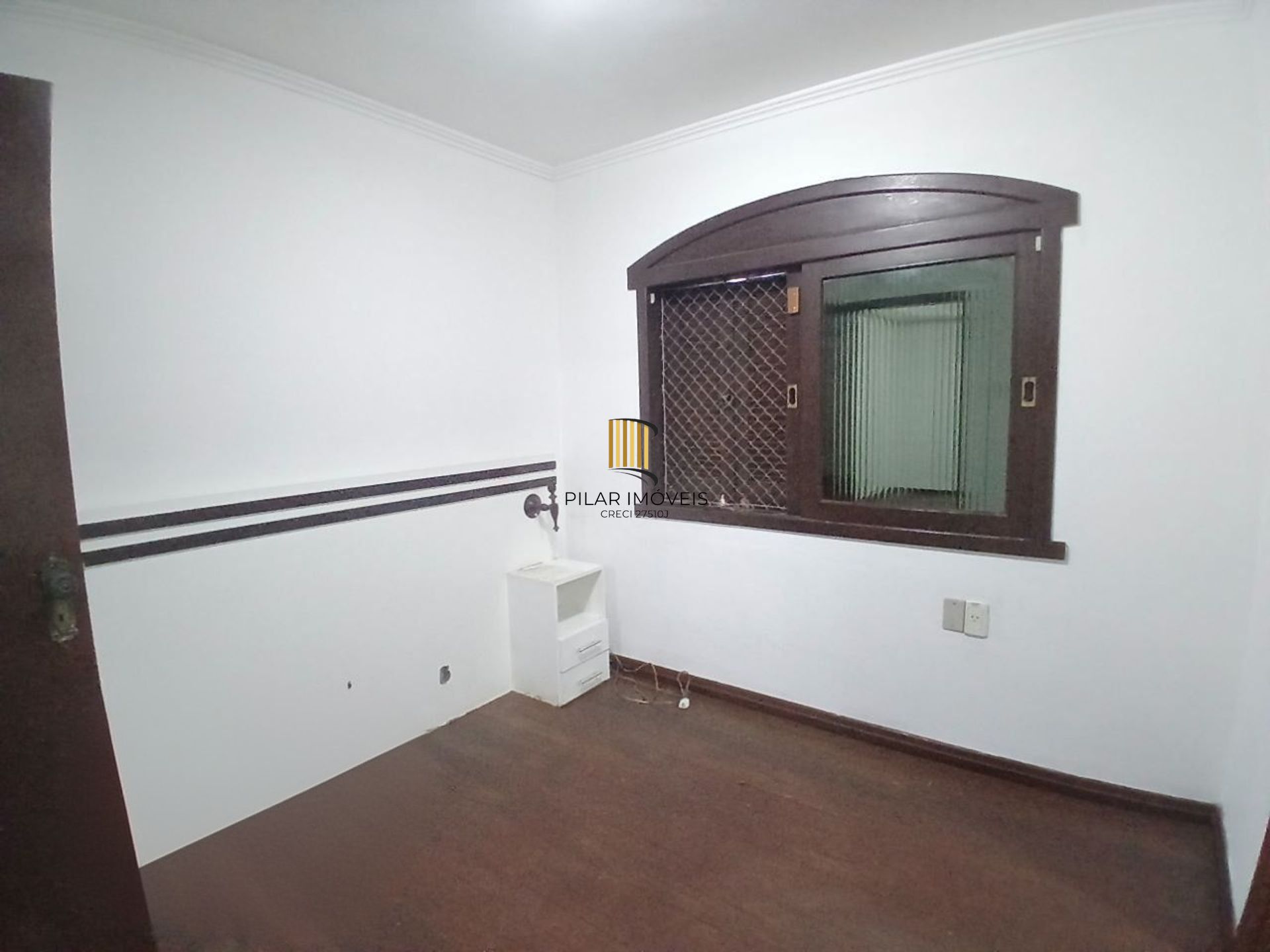 Casa de 3 dormitórios, piscina e 4 vagas de garagem em Canoas.