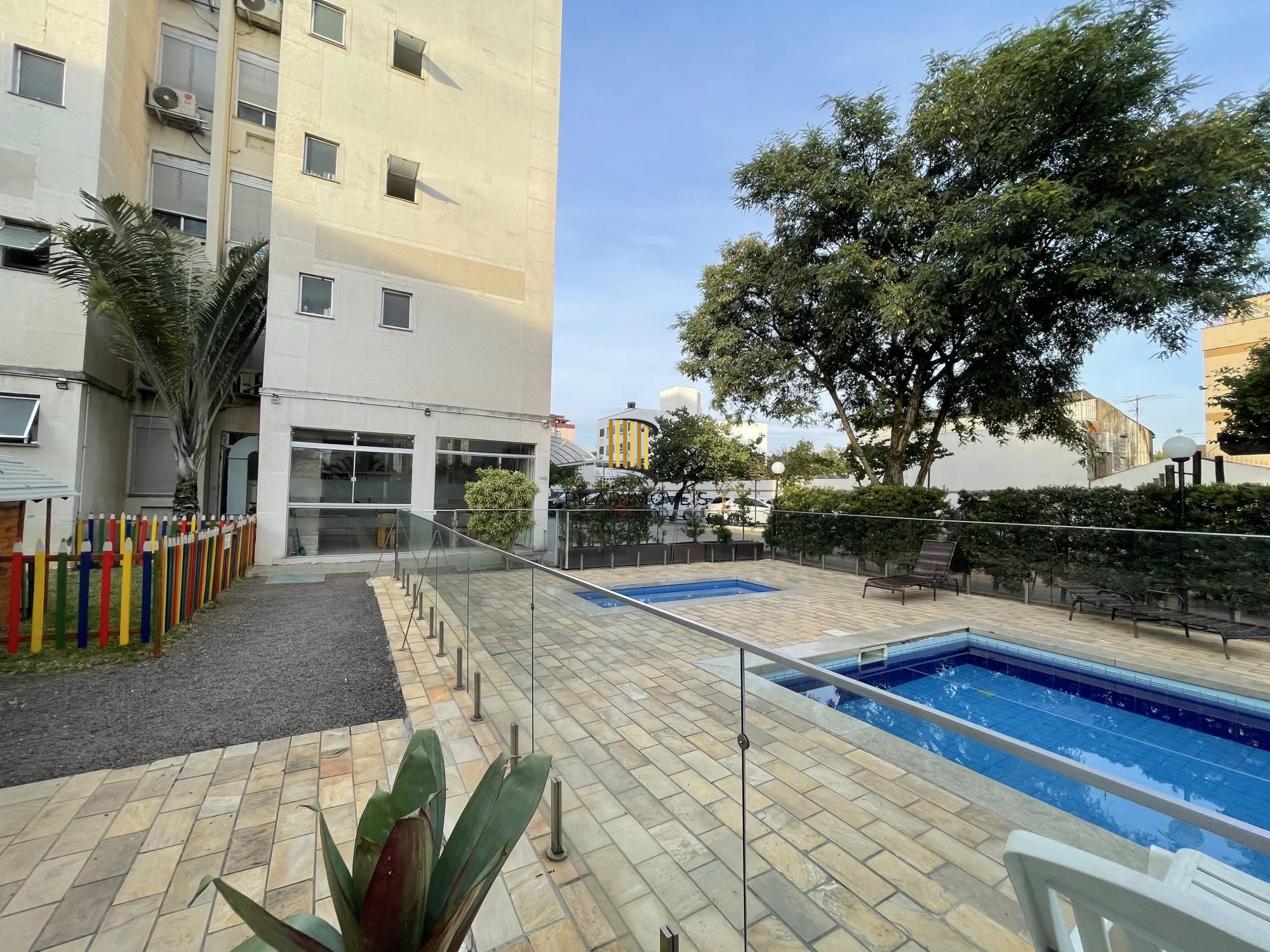 Apartamento mobiliado com 2 dormitórios e 1 vaga de garagem na Rua Sadi Castro.