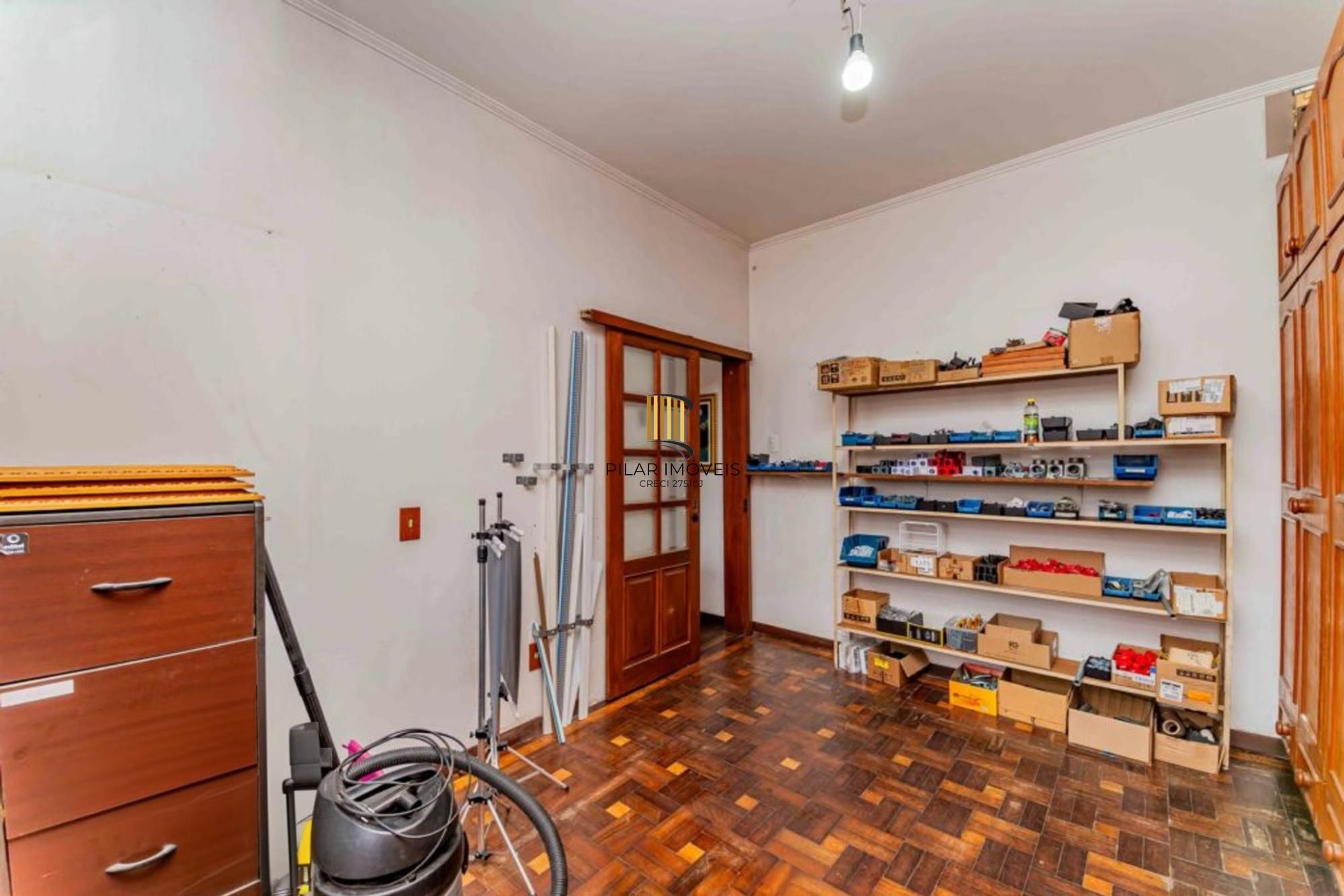 Casa de 3 quartos, churrasqueira, terraço, 2 vagas no bairro Glória.