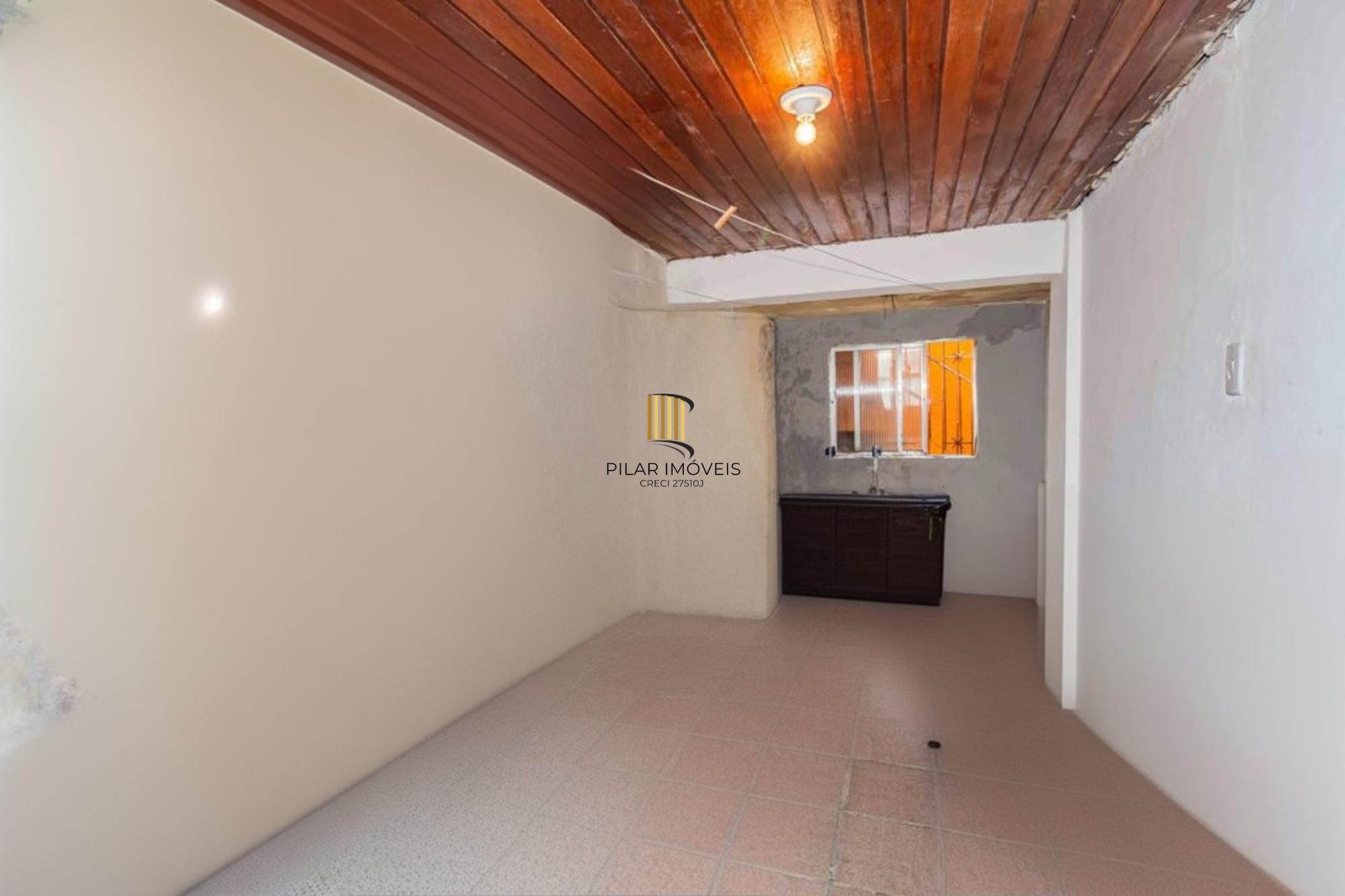 Casa com varanda fechada, 3 quartos, 2 vagas no bairro Farroupilha