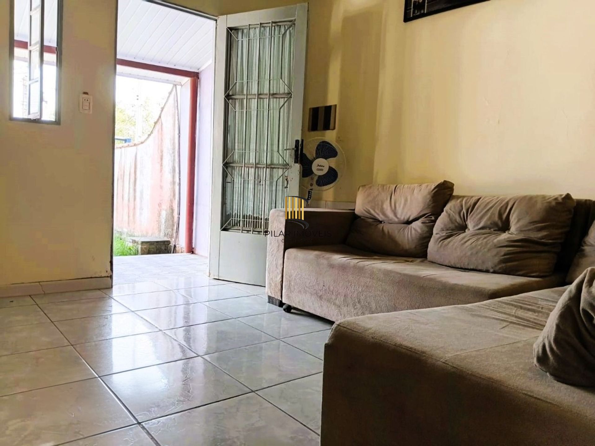 Casa de 3 dormitórios e 2 vagas de garagem em Canoas.