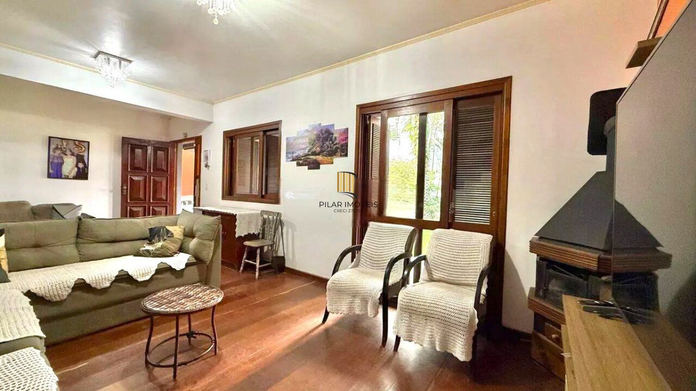 Casa de 3 dormitórios e  com 3 vagas de garagem no bairro City em Cachoeirinha.