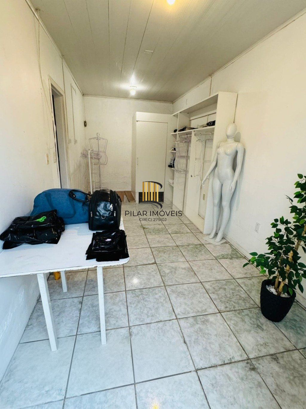 Casa de 4 dormitórios e 2 vagas de garagem no Bairro Monte Carlos Cachoeirinha.