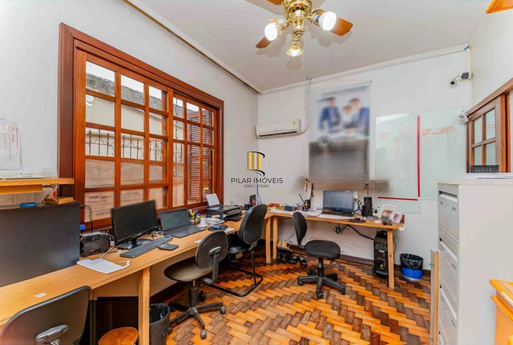 Casa de 3 quartos, churrasqueira, terraço, 2 vagas no bairro Glória.