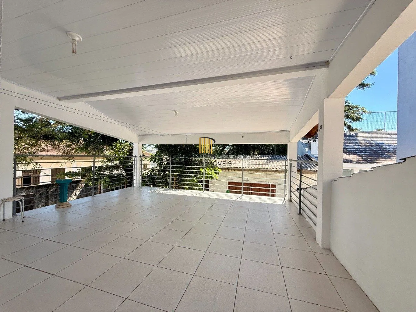 Casa de 4 dormitórios e 3 vagas de garagem em Canoas.