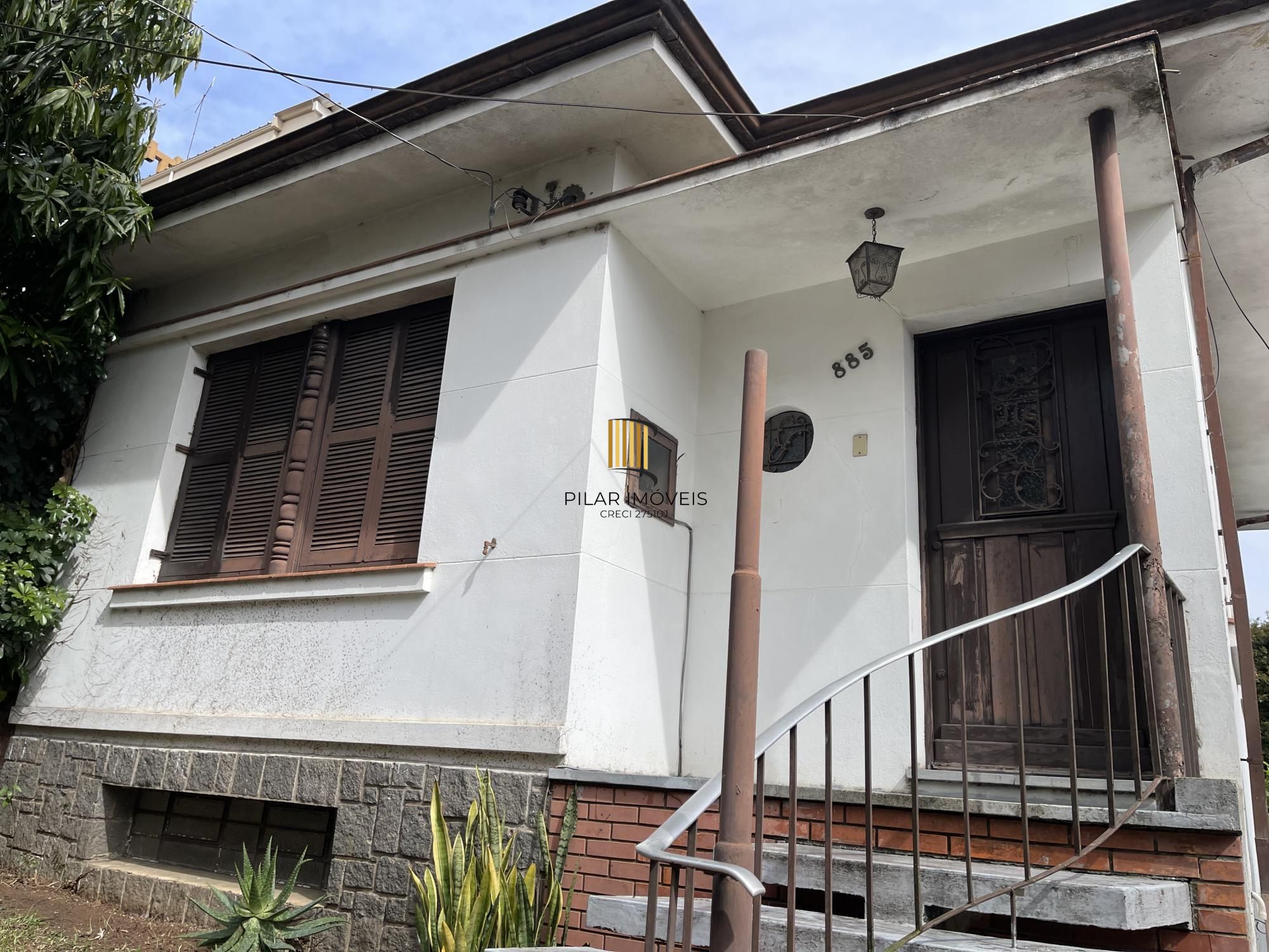 Terreno com casa com 3 dormitórios e ampla garagem Bairro Higienópolis