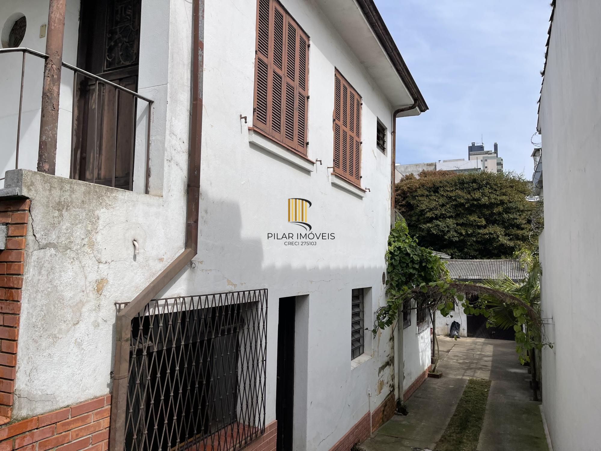 Terreno com casa com 3 dormitórios e ampla garagem Bairro Higienópolis