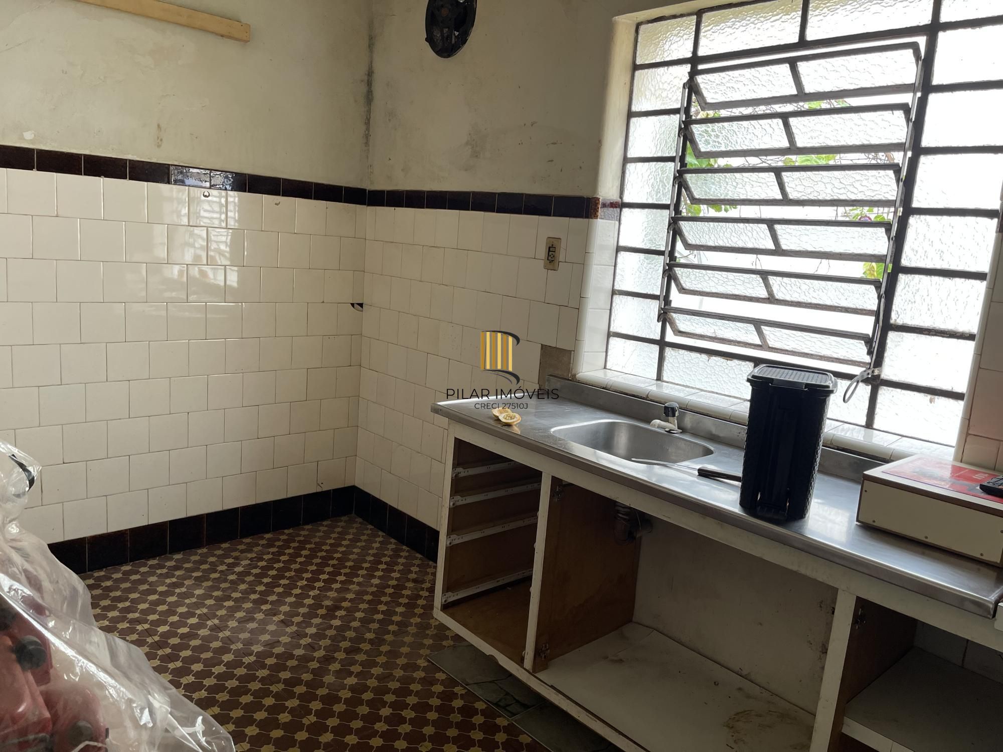 Terreno com casa com 3 dormitórios e ampla garagem Bairro Higienópolis