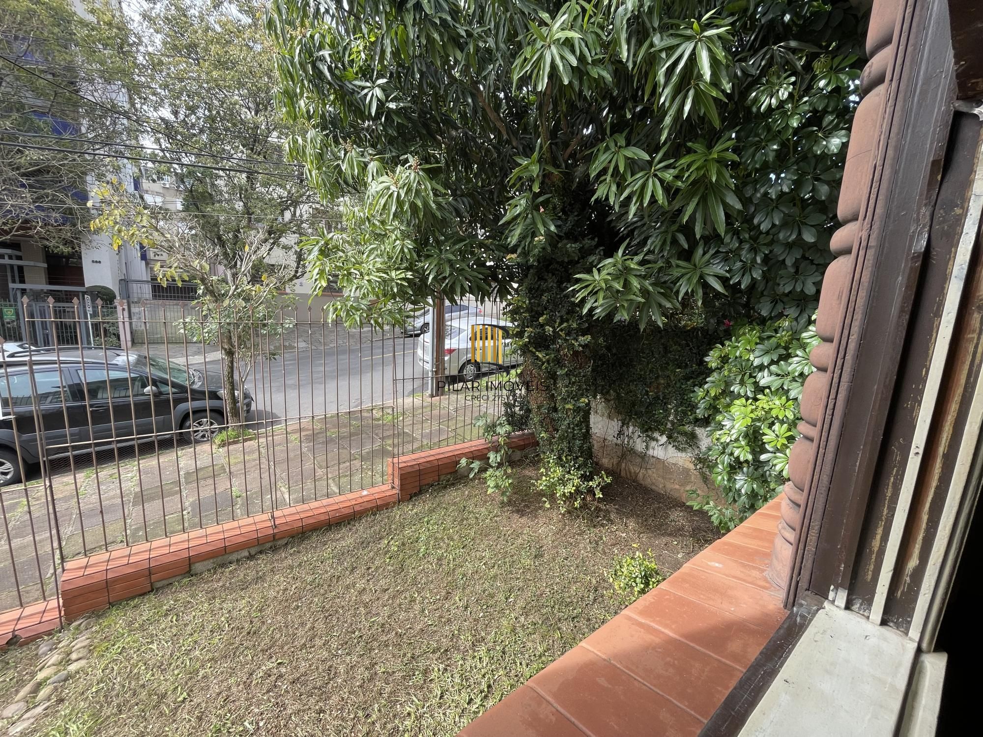 Terreno com casa com 3 dormitórios e ampla garagem Bairro Higienópolis