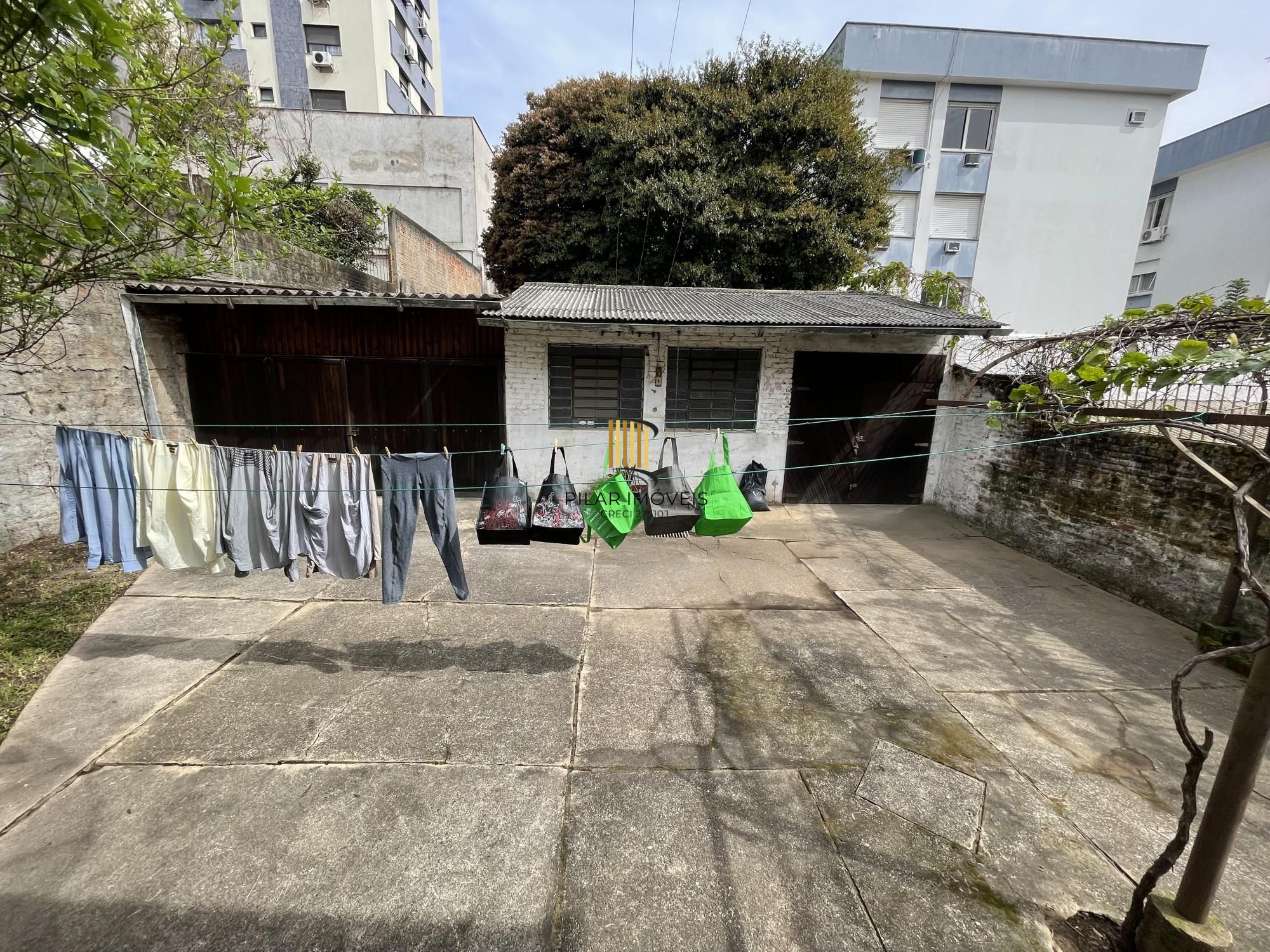 Terreno com casa com 3 dormitórios e ampla garagem Bairro Higienópolis