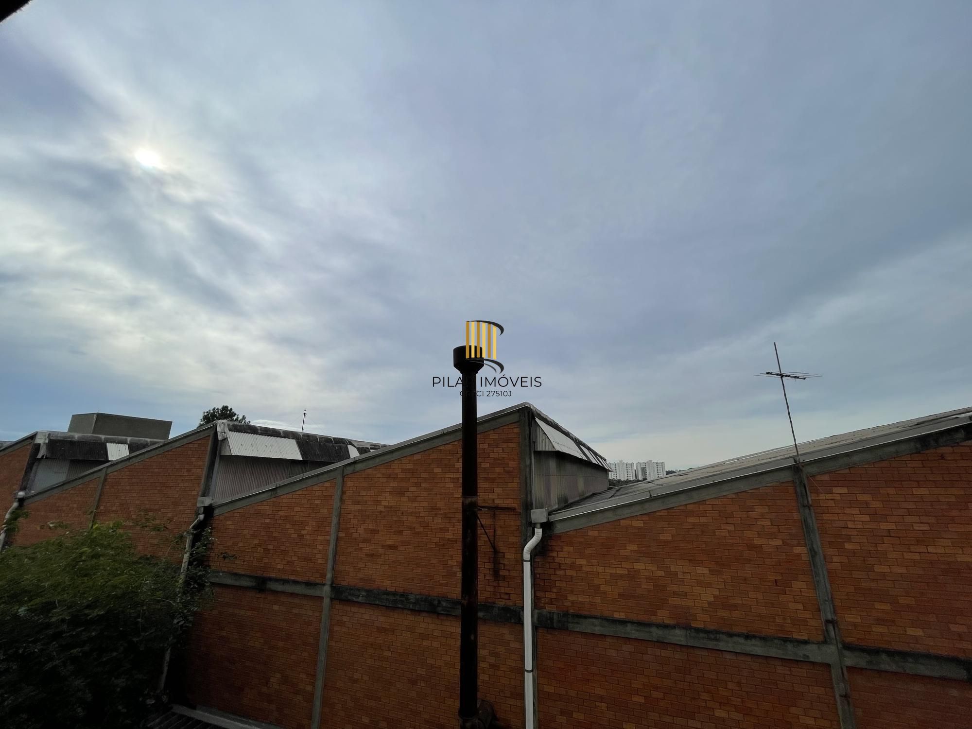 Apartamento semi mobiliado 2 dormitórios 1 vaga de garagem na Rua Sadi Castro.