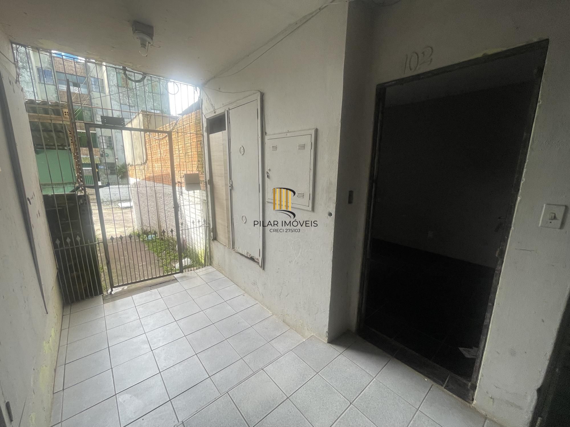 Apartamento 48m² Bairro Maria Regina Térreo com pequeno pátio Alvorada