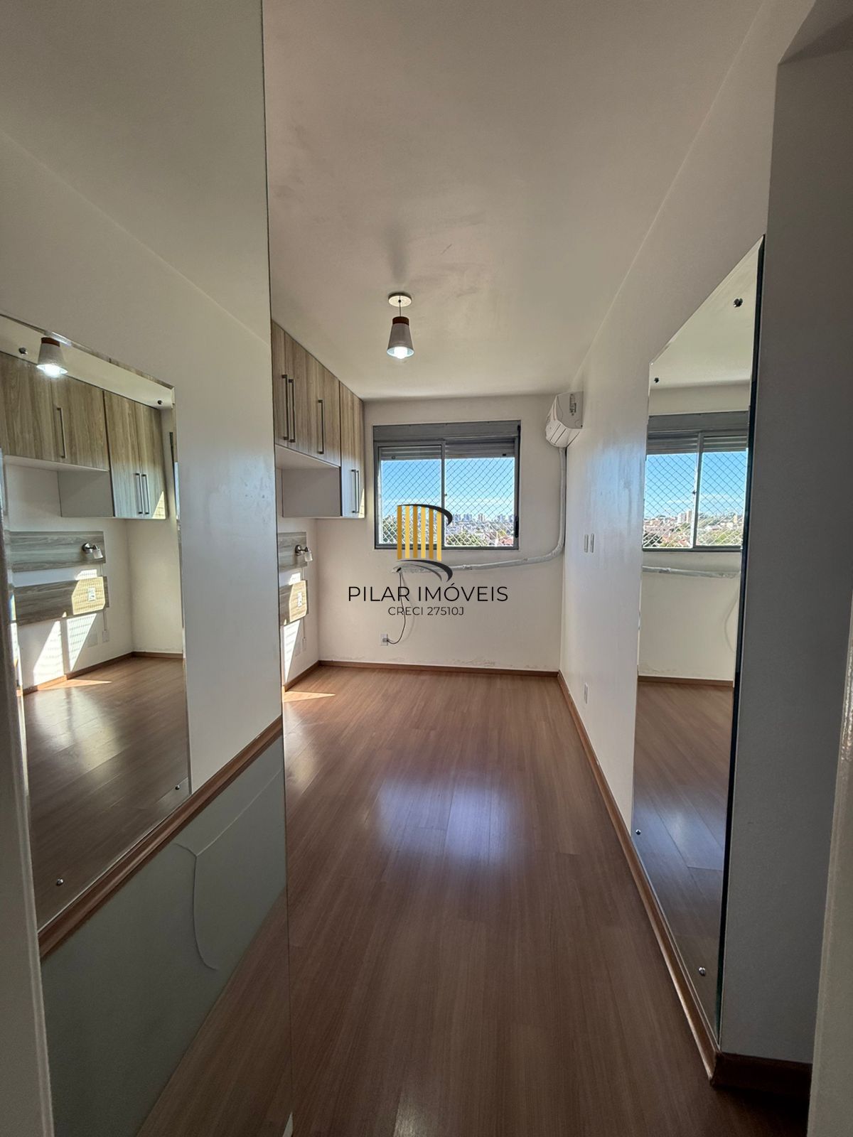 Apartamento 2 dormitórios com Suíte Semi Mobiliado com Vaga de Garagem