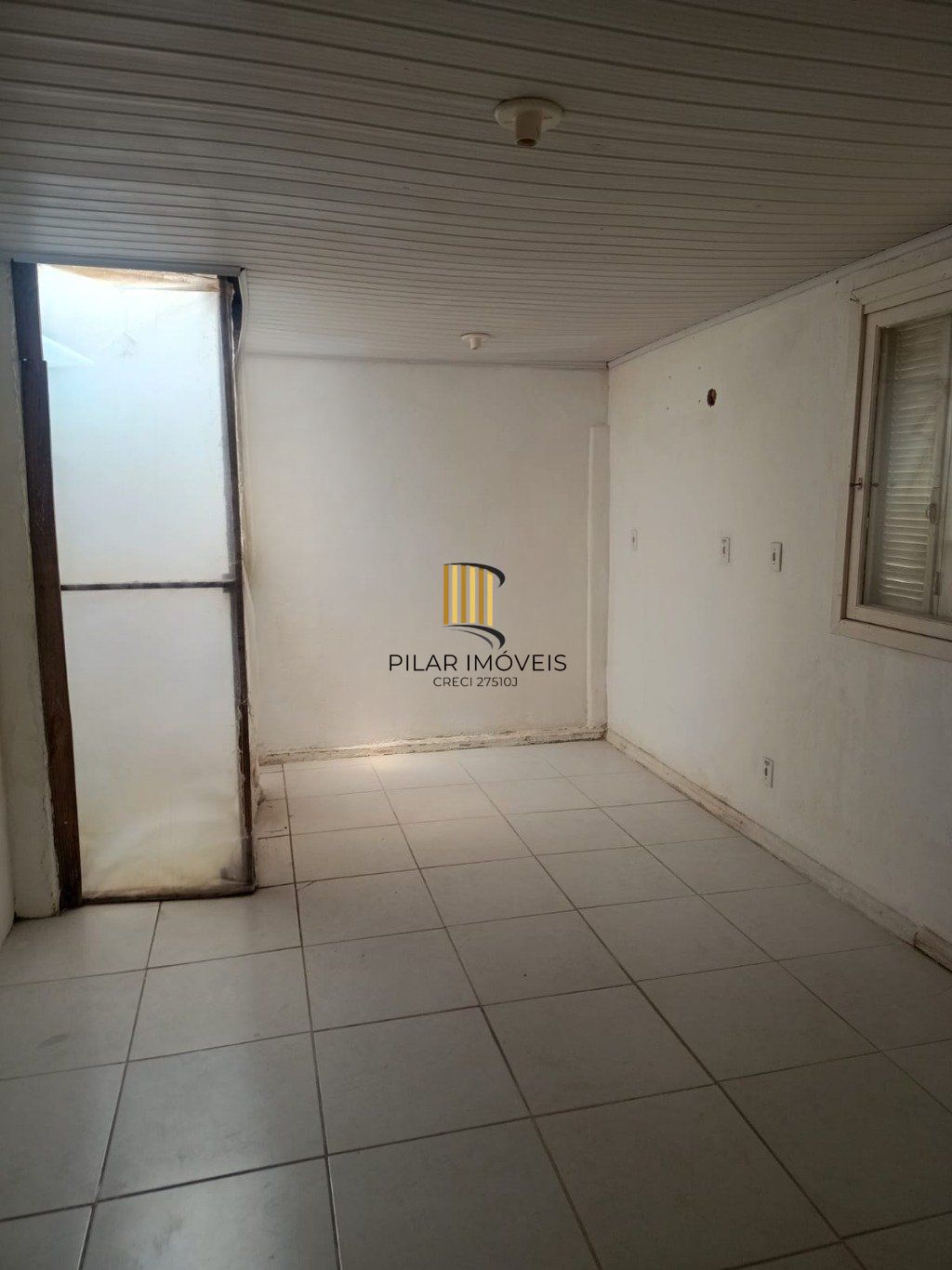 Casa com 2 dormitórios e 2 vagas de garagem em Canoas.