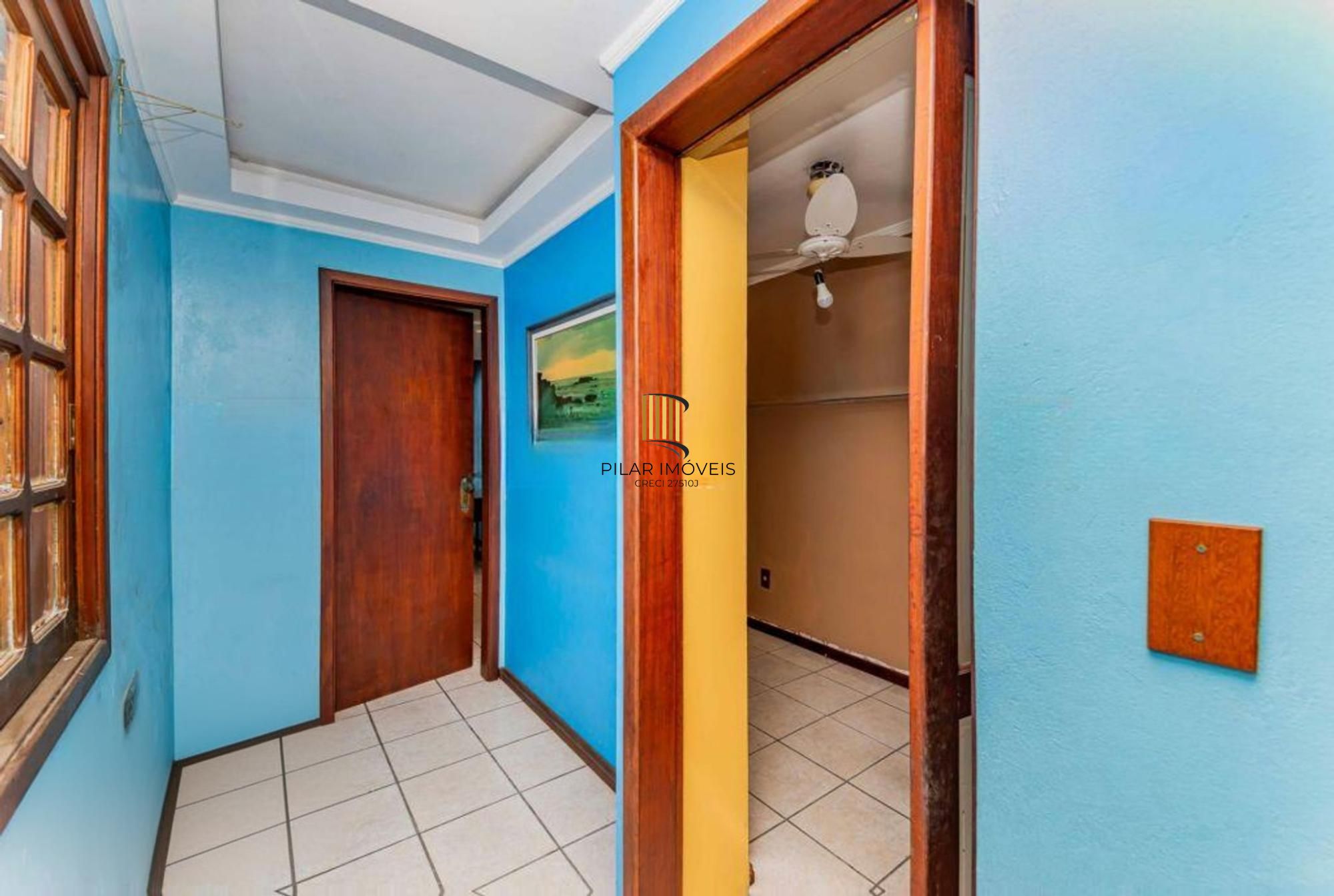 Casa de 3 quartos, churrasqueira, terraço, 2 vagas no bairro Glória.