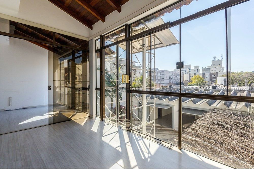 Casa com 4 quartos, 7 vagas e pátio no Bairro Higienópolis