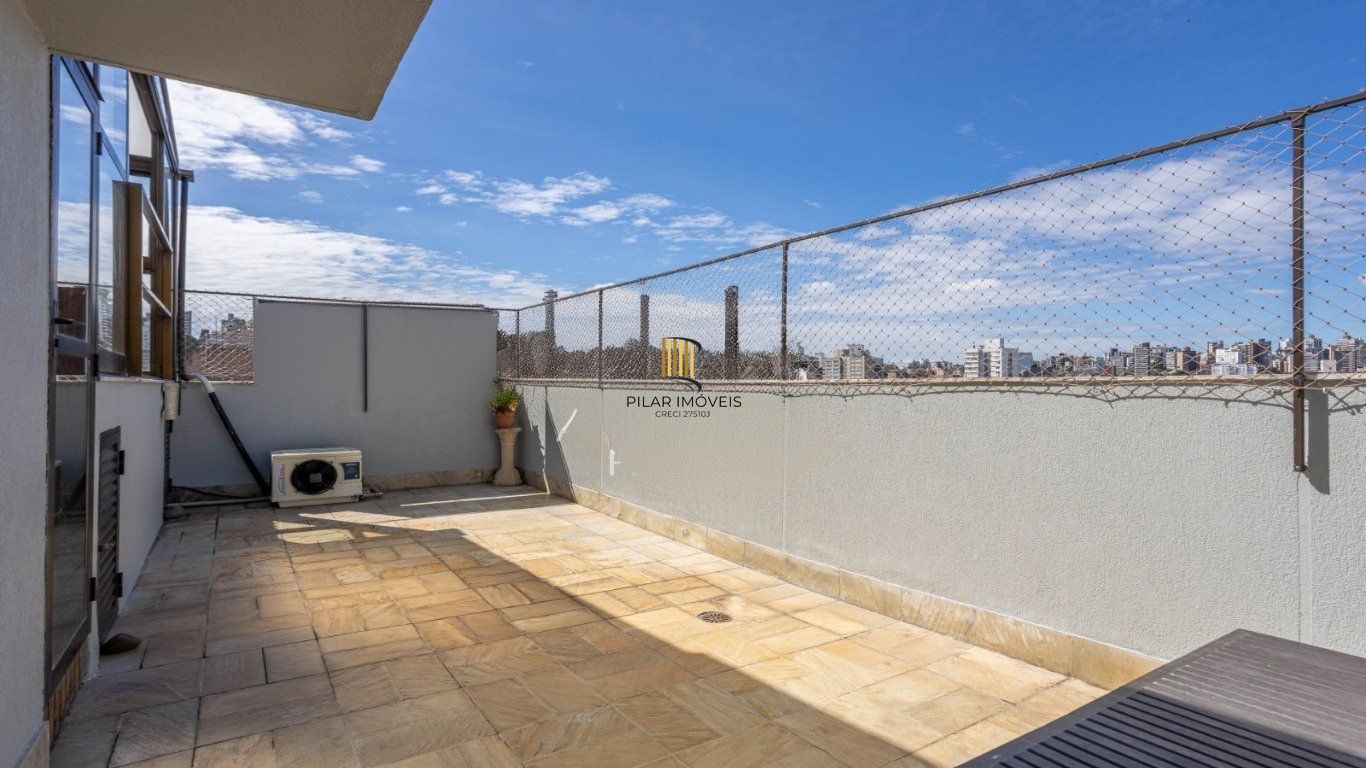 Cobertura com 3 Quartos, 1 suíte, 2 vagas e 211m²  no Petrópolis.