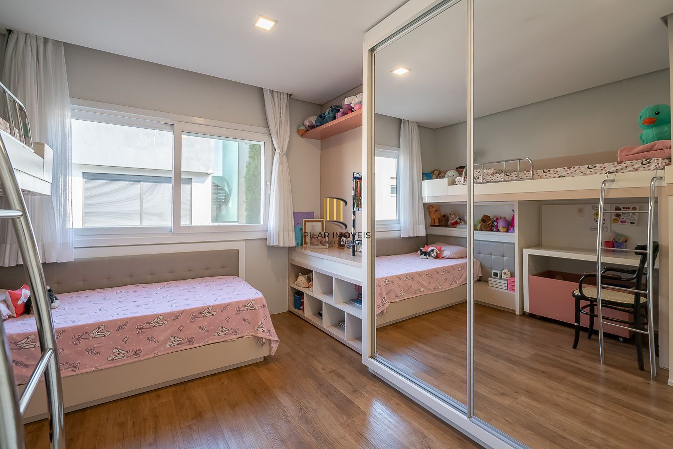 Casa em Condomínio com 4 quartos e 275m² à venda em Sarandi, Porto Alegre.