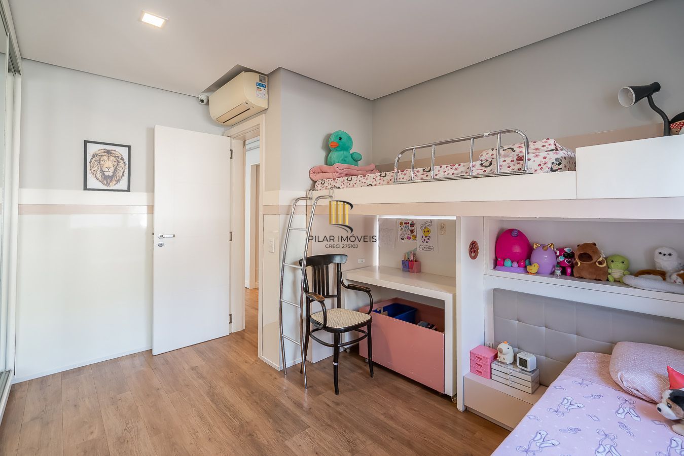 Casa em Condomínio com 4 quartos e 275m² à venda em Sarandi, Porto Alegre.