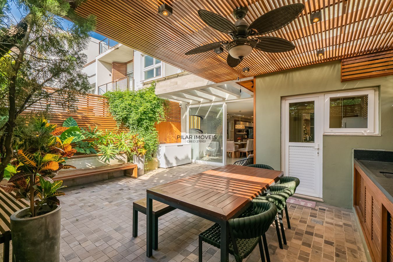 Casa em Condomínio com 4 quartos e 275m² à venda em Sarandi, Porto Alegre.