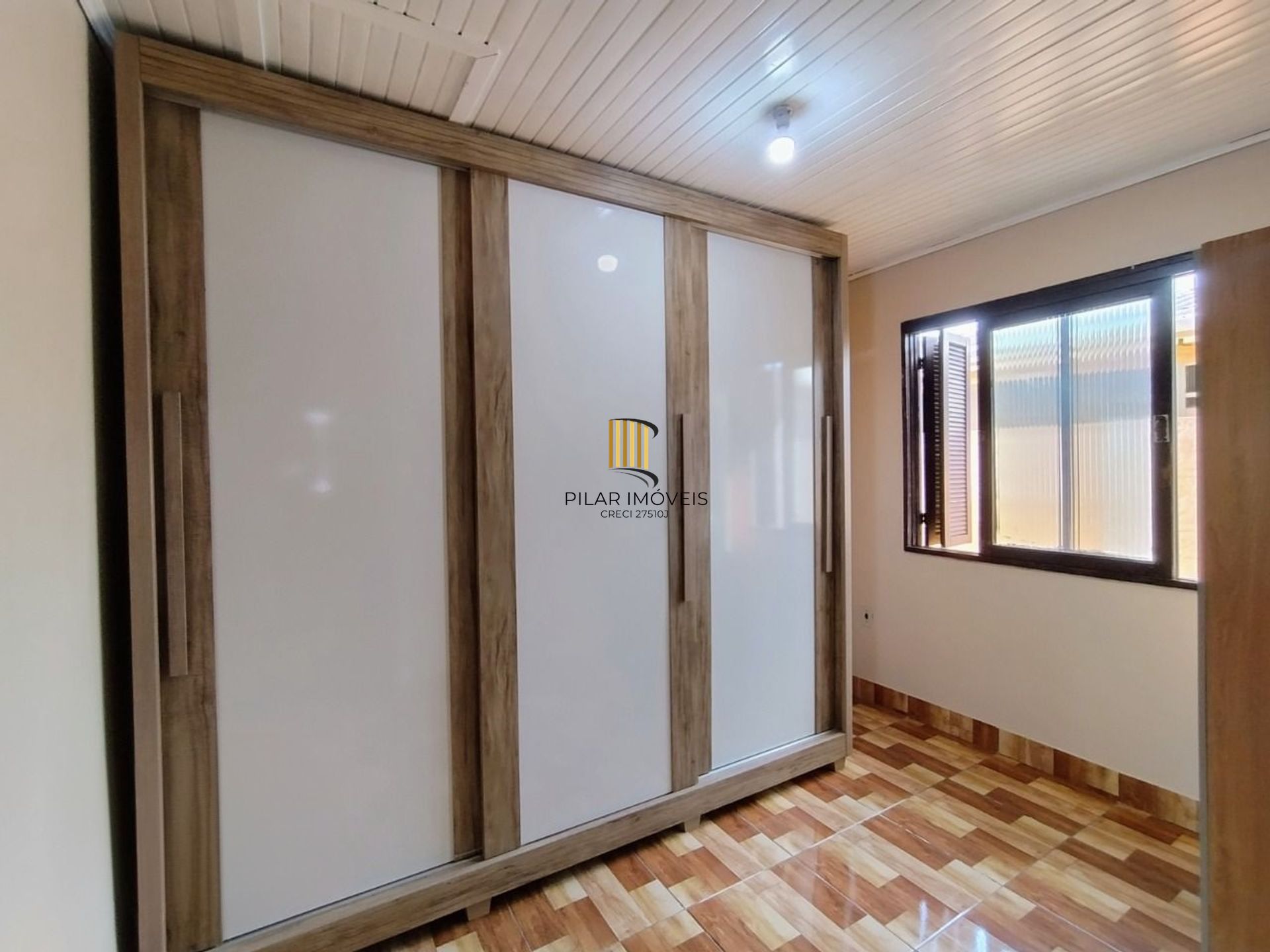 Casa de 4 dormitórios e 4 vagas de garagem em Canoas.