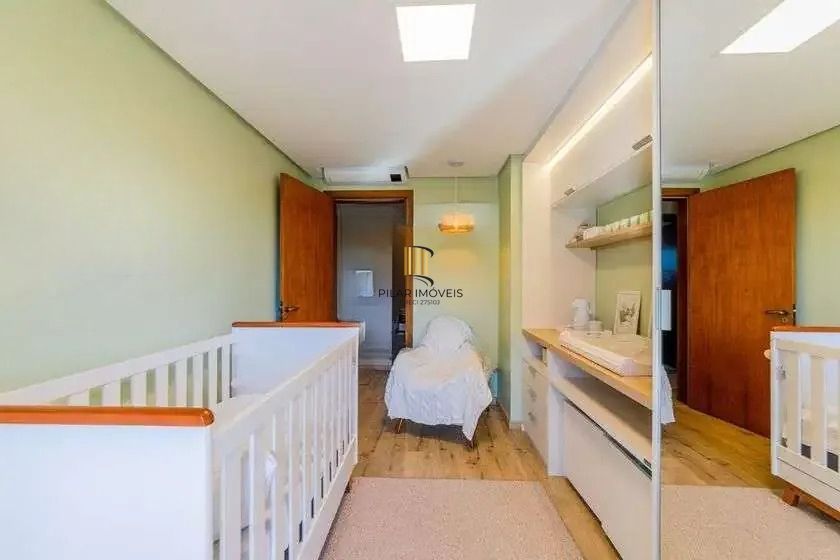 Casa em condominio, 3 domitórios, 1 suíte, lareira, churrasqueira e 2 vagas.