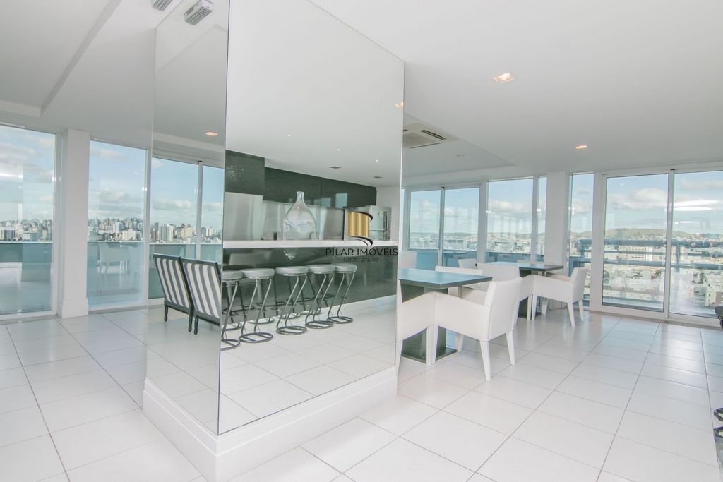 Apartamento 2 dormitórios, churrasqueira, 1 vaga, elevador na Rua General Lima e Silva.