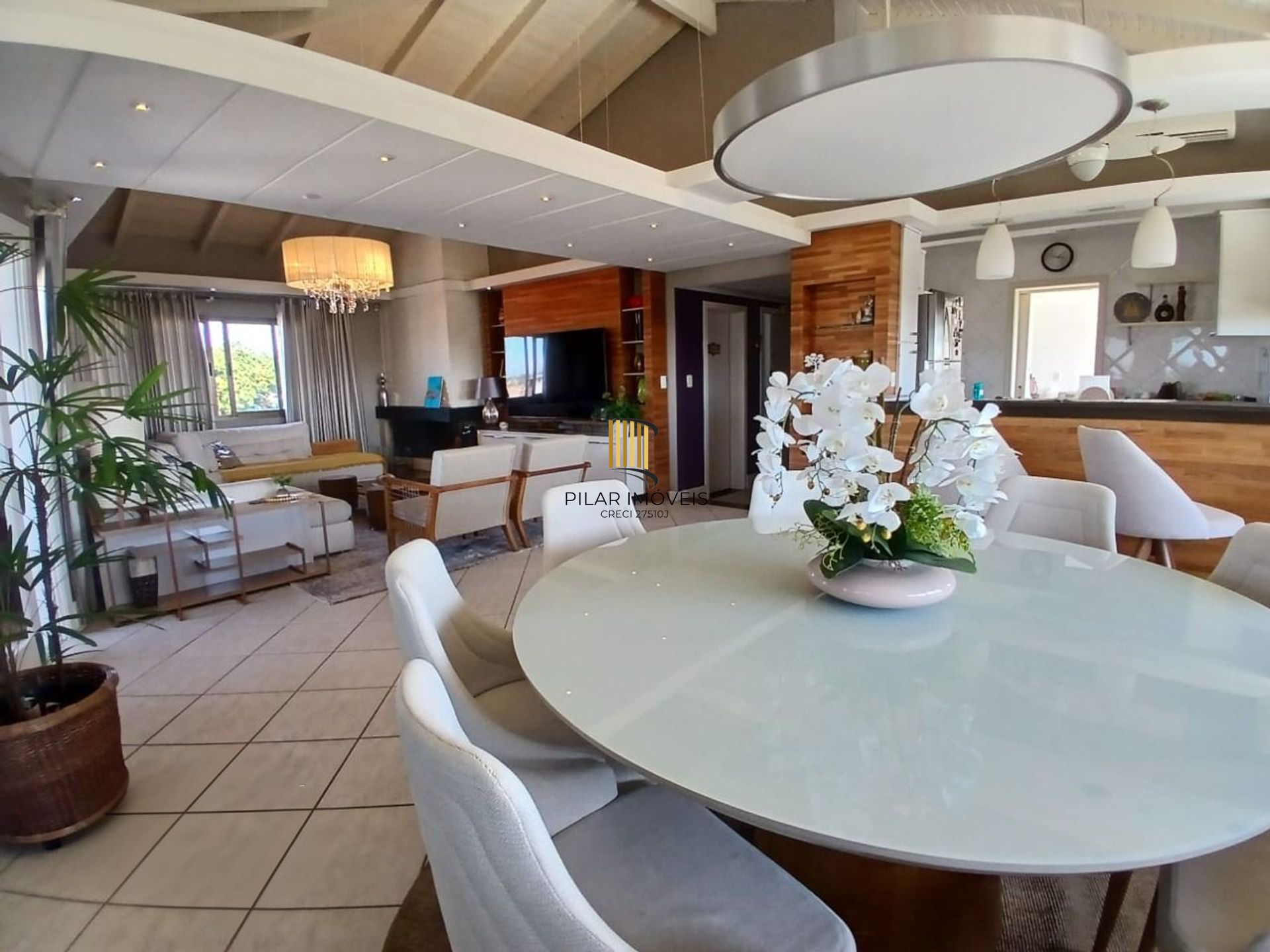 Cobertura com 4 quartos, 1 suíte, 4 vagas e elevador no bairro Igara Canoas.